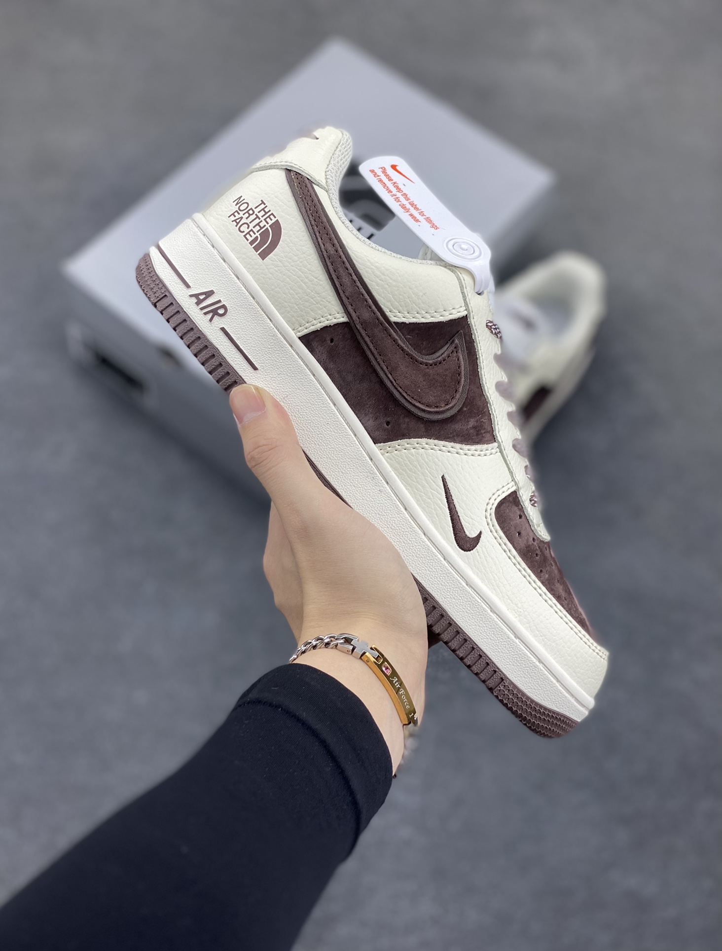 福利特价 Nike Air Force 1 ’07 Low 空军一号低帮百搭休闲运动板鞋。柔软、弹性十足的缓震性能和出色的中底设计,横跨复古与现代的外型结合,造就出风靡全球三十多年的Force 1,直到今天还深受青睐 货号:QY6818-526 尺码:36 36.5 37.5 38 38.5 39 40 40.5 41 42 42.5 43 44 44.5 45-选品中心