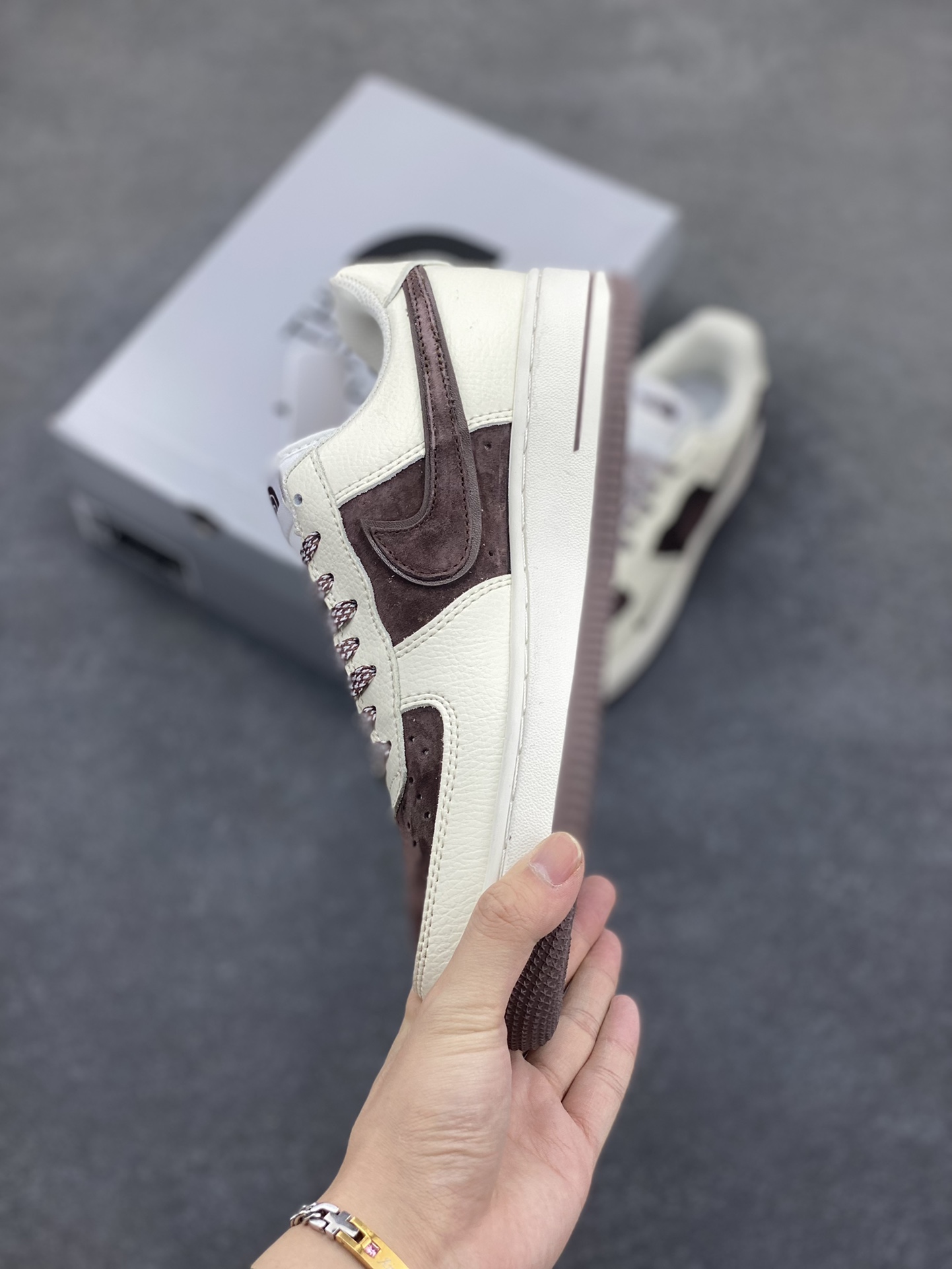 图片[3]-福利特价 Nike Air Force 1 ’07 Low 空军一号低帮百搭休闲运动板鞋。柔软、弹性十足的缓震性能和出色的中底设计，横跨复古与现代的外型结合，造就出风靡全球三十多年的Force 1，直到今天还深受青睐 货号：QY6818-526 尺码：36 36.5 37.5 38 38.5 39 40 40.5 41 42 42.5 43 44 44.5 45-选品中心