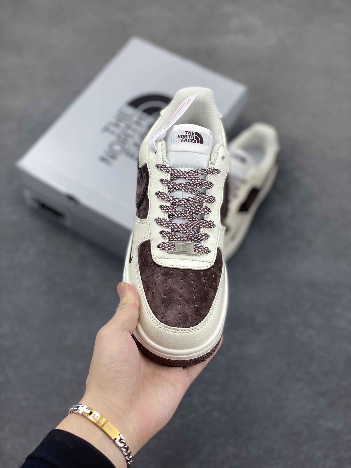 图片[2]-福利特价 Nike Air Force 1 ’07 Low 空军一号低帮百搭休闲运动板鞋。柔软、弹性十足的缓震性能和出色的中底设计，横跨复古与现代的外型结合，造就出风靡全球三十多年的Force 1，直到今天还深受青睐 货号：QY6818-526 尺码：36 36.5 37.5 38 38.5 39 40 40.5 41 42 42.5 43 44 44.5 45-选品中心