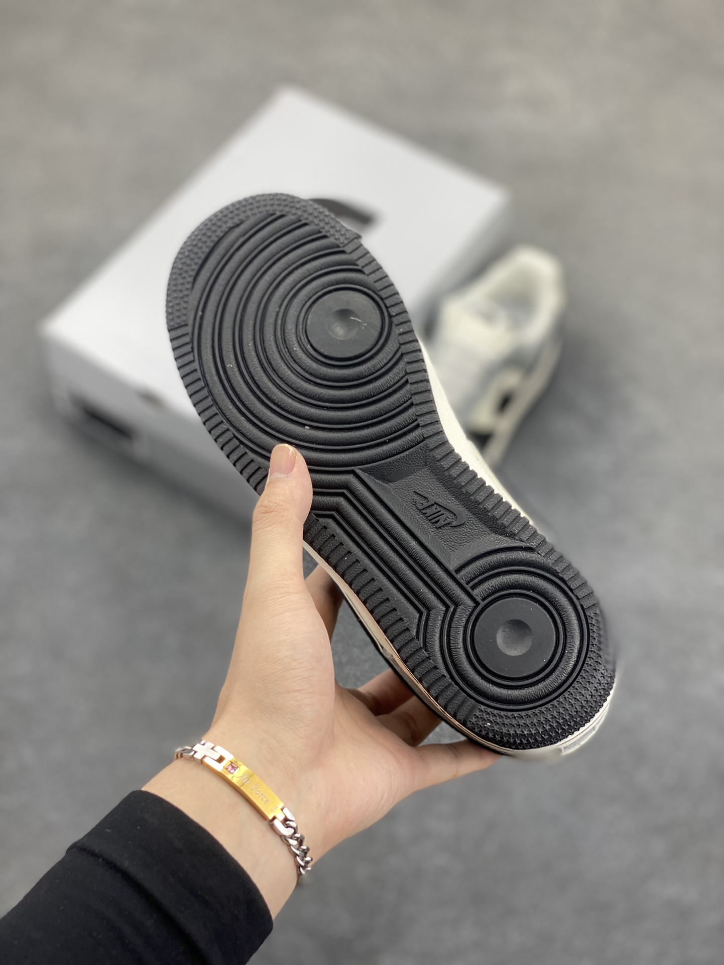 图片[5]-福利特价 Nike Air Force 1 ’07 Low 空军一号低帮百搭休闲运动板鞋。柔软、弹性十足的缓震性能和出色的中底设计，横跨复古与现代的外型结合，造就出风靡全球三十多年的Force 1，直到今天还深受青睐 货号：XZ6188-976 尺码：36 36.5 37.5 38 38.5 39 40 40.5 41 42 42.5 43 44 44.5 45-选品中心