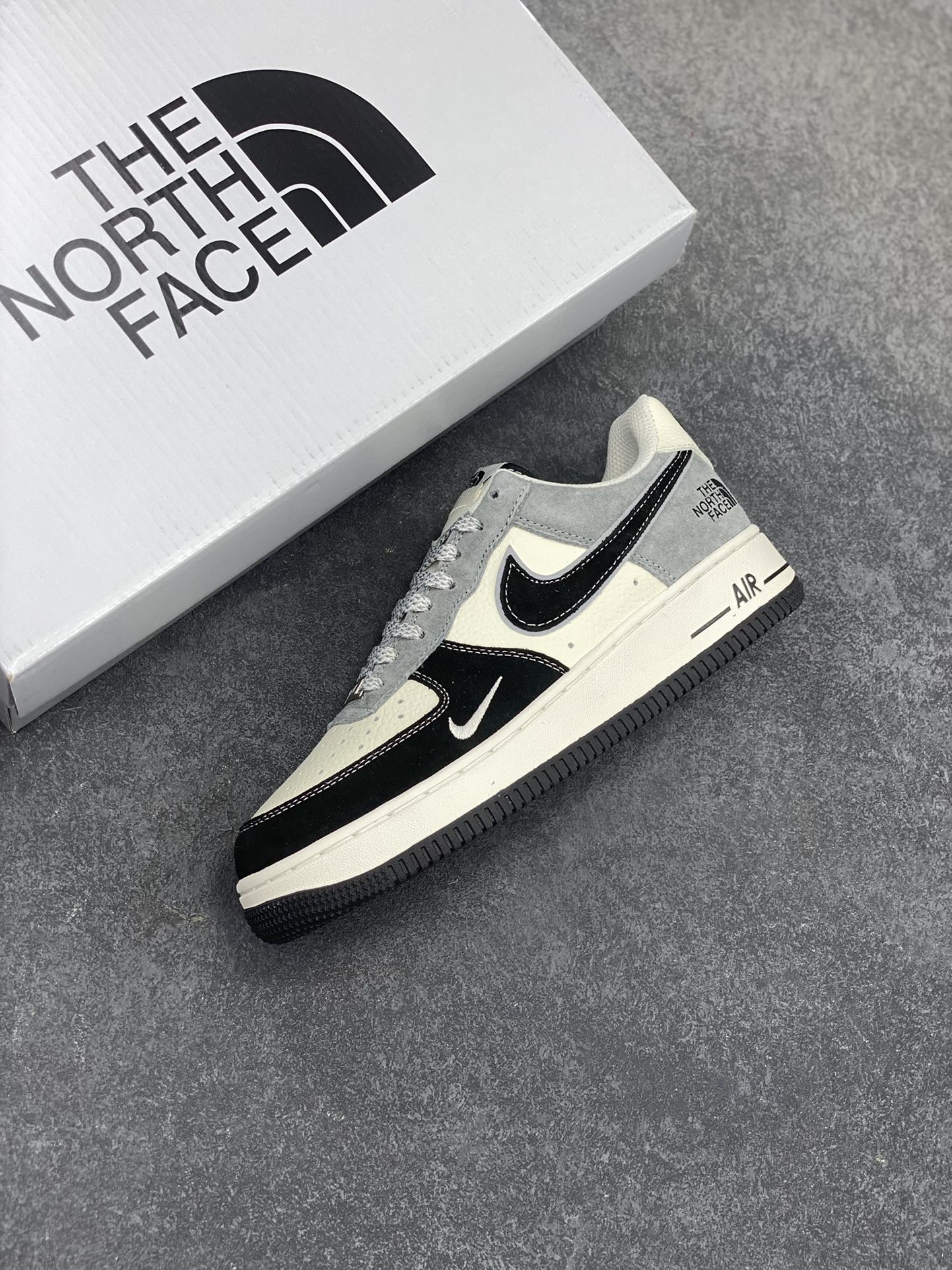 图片[7]-福利特价 Nike Air Force 1 ’07 Low 空军一号低帮百搭休闲运动板鞋。柔软、弹性十足的缓震性能和出色的中底设计，横跨复古与现代的外型结合，造就出风靡全球三十多年的Force 1，直到今天还深受青睐 货号：XZ6188-976 尺码：36 36.5 37.5 38 38.5 39 40 40.5 41 42 42.5 43 44 44.5 45-选品中心