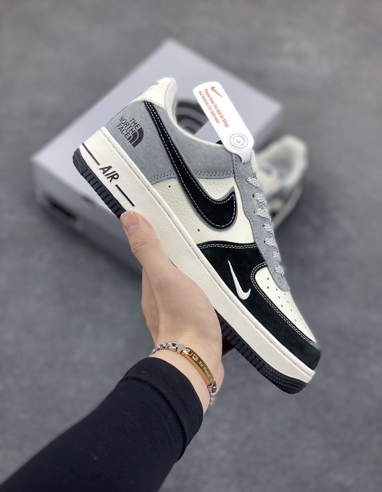 福利特价 Nike Air Force 1 ’07 Low 空军一号低帮百搭休闲运动板鞋。柔软、弹性十足的缓震性能和出色的中底设计，横跨复古与现代的外型结合，造就出风靡全球三十多年的Force 1，直到今天还深受青睐 货号：XZ6188-976 尺码：36 36.5 37.5 38 38.5 39 40 40.5 41 42 42.5 43 44 44.5 45-选品中心