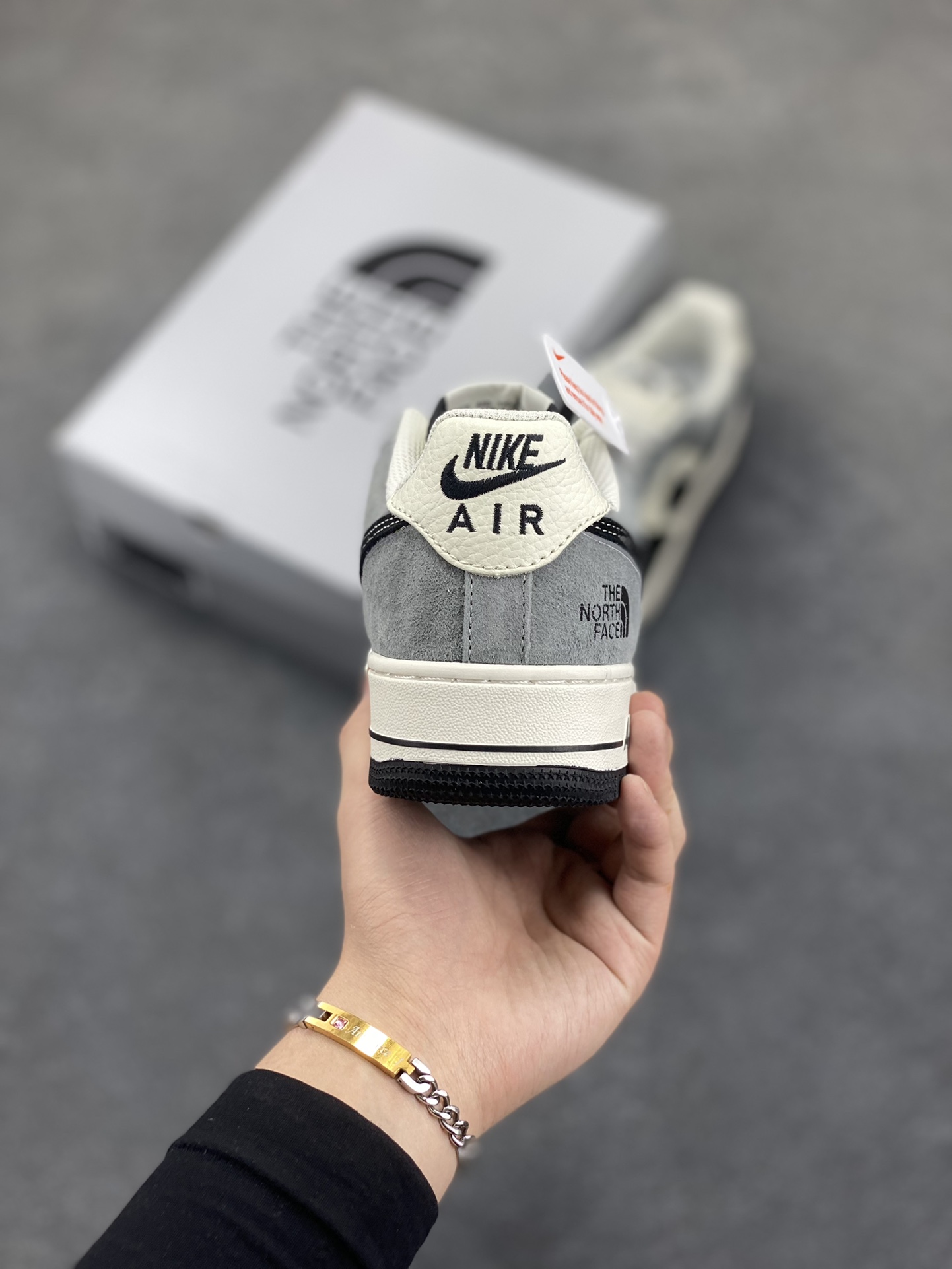 图片[4]-福利特价 Nike Air Force 1 ’07 Low 空军一号低帮百搭休闲运动板鞋。柔软、弹性十足的缓震性能和出色的中底设计，横跨复古与现代的外型结合，造就出风靡全球三十多年的Force 1，直到今天还深受青睐 货号：XZ6188-976 尺码：36 36.5 37.5 38 38.5 39 40 40.5 41 42 42.5 43 44 44.5 45-选品中心