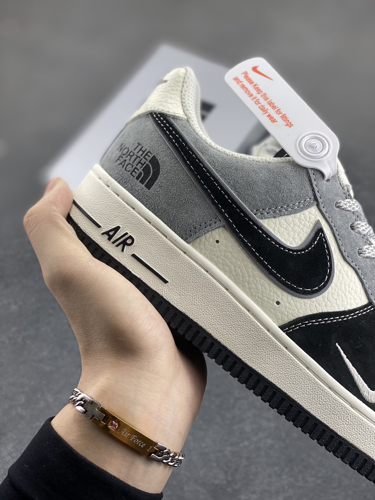 图片[6]-福利特价 Nike Air Force 1 ’07 Low 空军一号低帮百搭休闲运动板鞋。柔软、弹性十足的缓震性能和出色的中底设计，横跨复古与现代的外型结合，造就出风靡全球三十多年的Force 1，直到今天还深受青睐 货号：XZ6188-976 尺码：36 36.5 37.5 38 38.5 39 40 40.5 41 42 42.5 43 44 44.5 45-选品中心