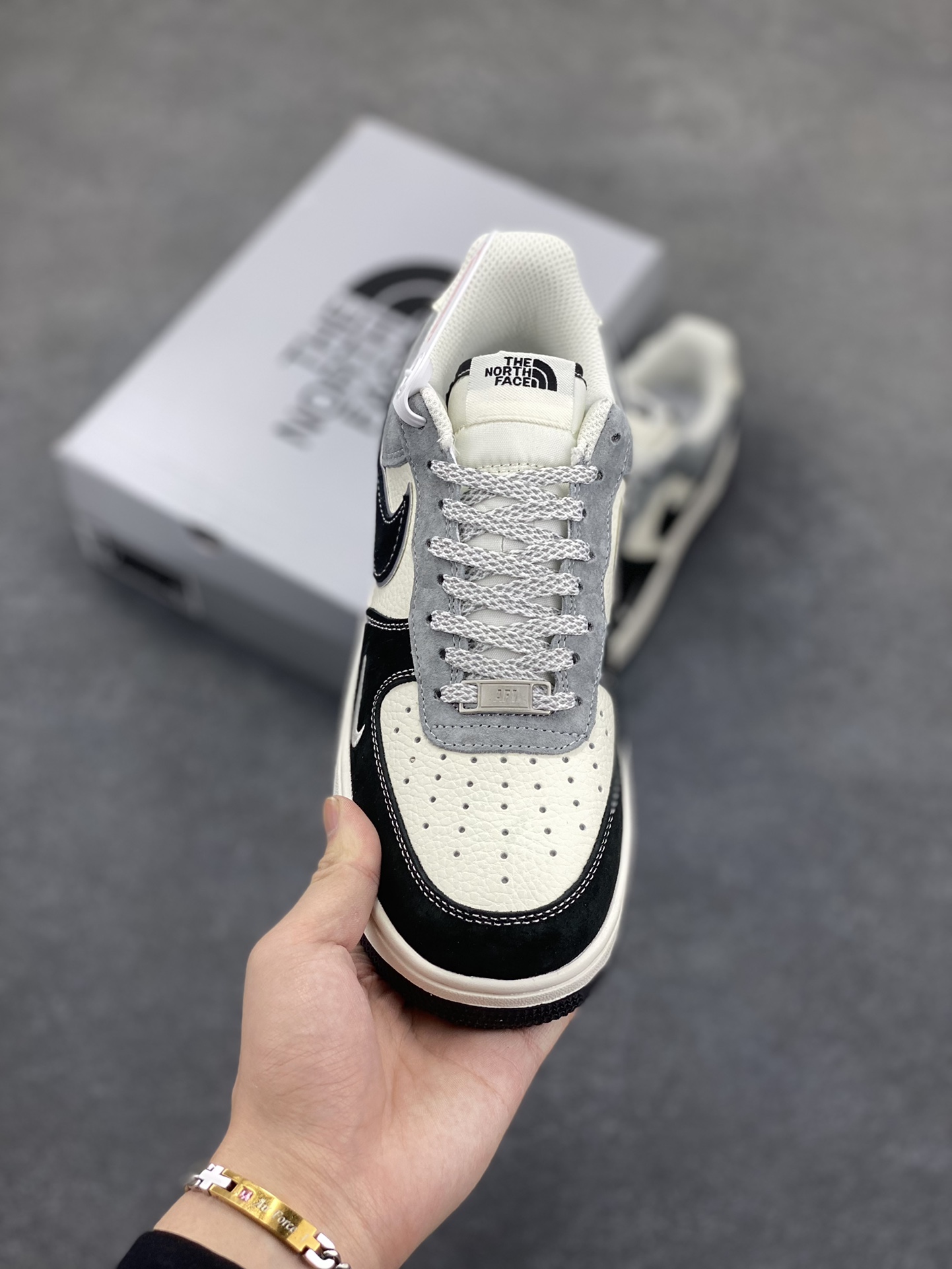 图片[2]-福利特价 Nike Air Force 1 ’07 Low 空军一号低帮百搭休闲运动板鞋。柔软、弹性十足的缓震性能和出色的中底设计，横跨复古与现代的外型结合，造就出风靡全球三十多年的Force 1，直到今天还深受青睐 货号：XZ6188-976 尺码：36 36.5 37.5 38 38.5 39 40 40.5 41 42 42.5 43 44 44.5 45-选品中心