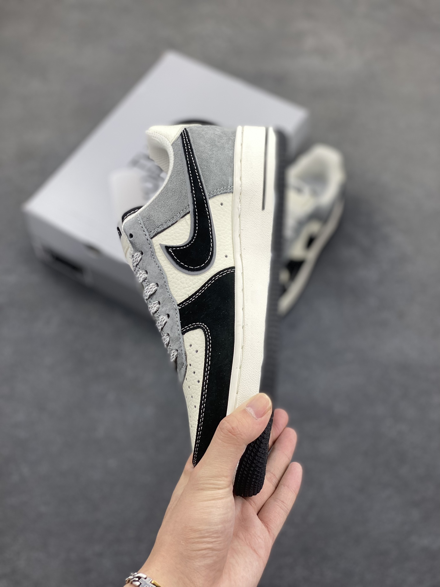 图片[3]-福利特价 Nike Air Force 1 ’07 Low 空军一号低帮百搭休闲运动板鞋。柔软、弹性十足的缓震性能和出色的中底设计，横跨复古与现代的外型结合，造就出风靡全球三十多年的Force 1，直到今天还深受青睐 货号：XZ6188-976 尺码：36 36.5 37.5 38 38.5 39 40 40.5 41 42 42.5 43 44 44.5 45-选品中心