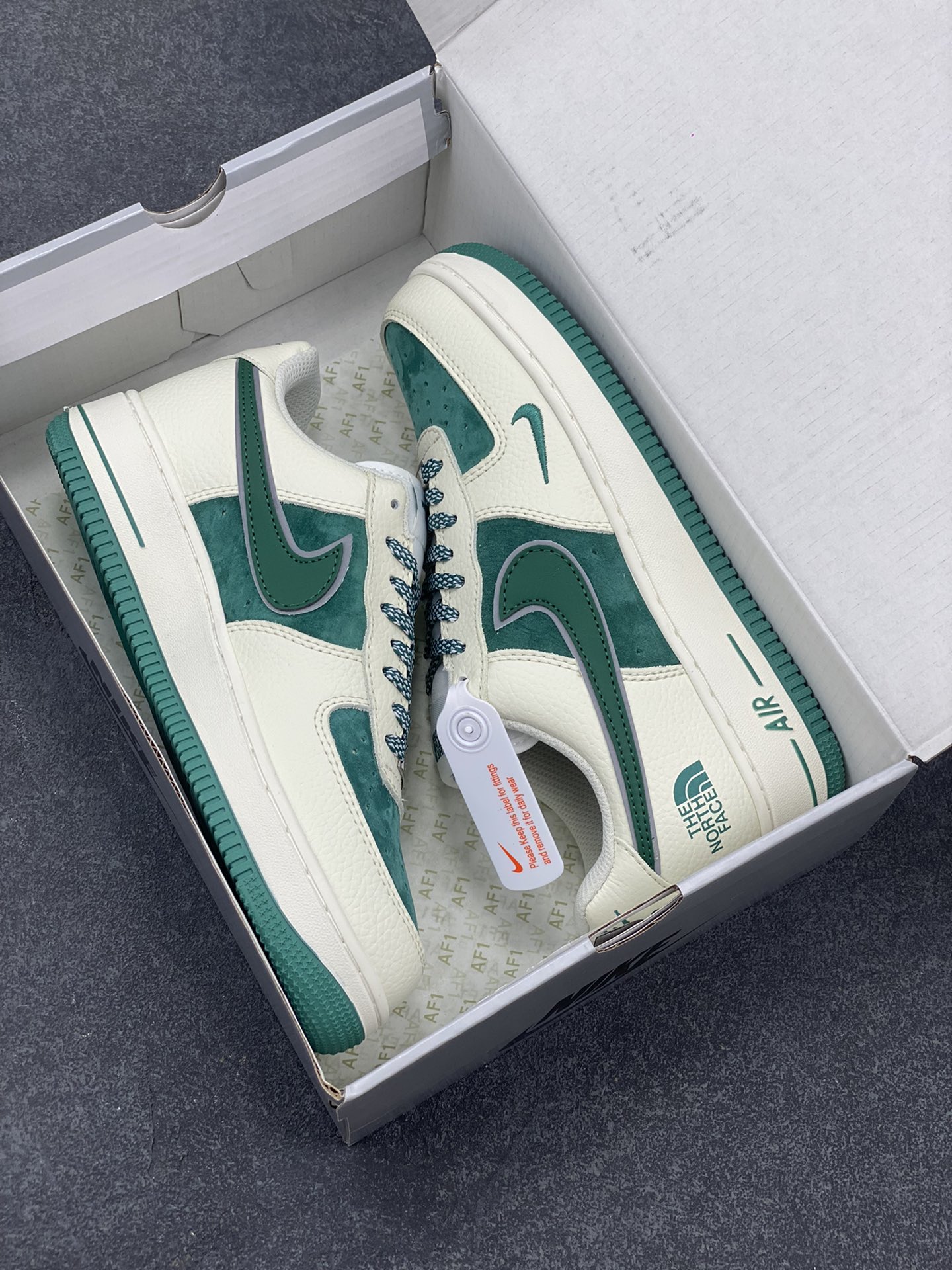 图片[9]-福利特价 Nike Air Force 1 ’07 Low 空军一号低帮百搭休闲运动板鞋。柔软、弹性十足的缓震性能和出色的中底设计，横跨复古与现代的外型结合，造就出风靡全球三十多年的Force 1，直到今天还深受青睐 货号：QY6818-528 尺码：36 36.5 37.5 38 38.5 39 40 40.5 41 42 42.5 43 44 44.5 45-选品中心