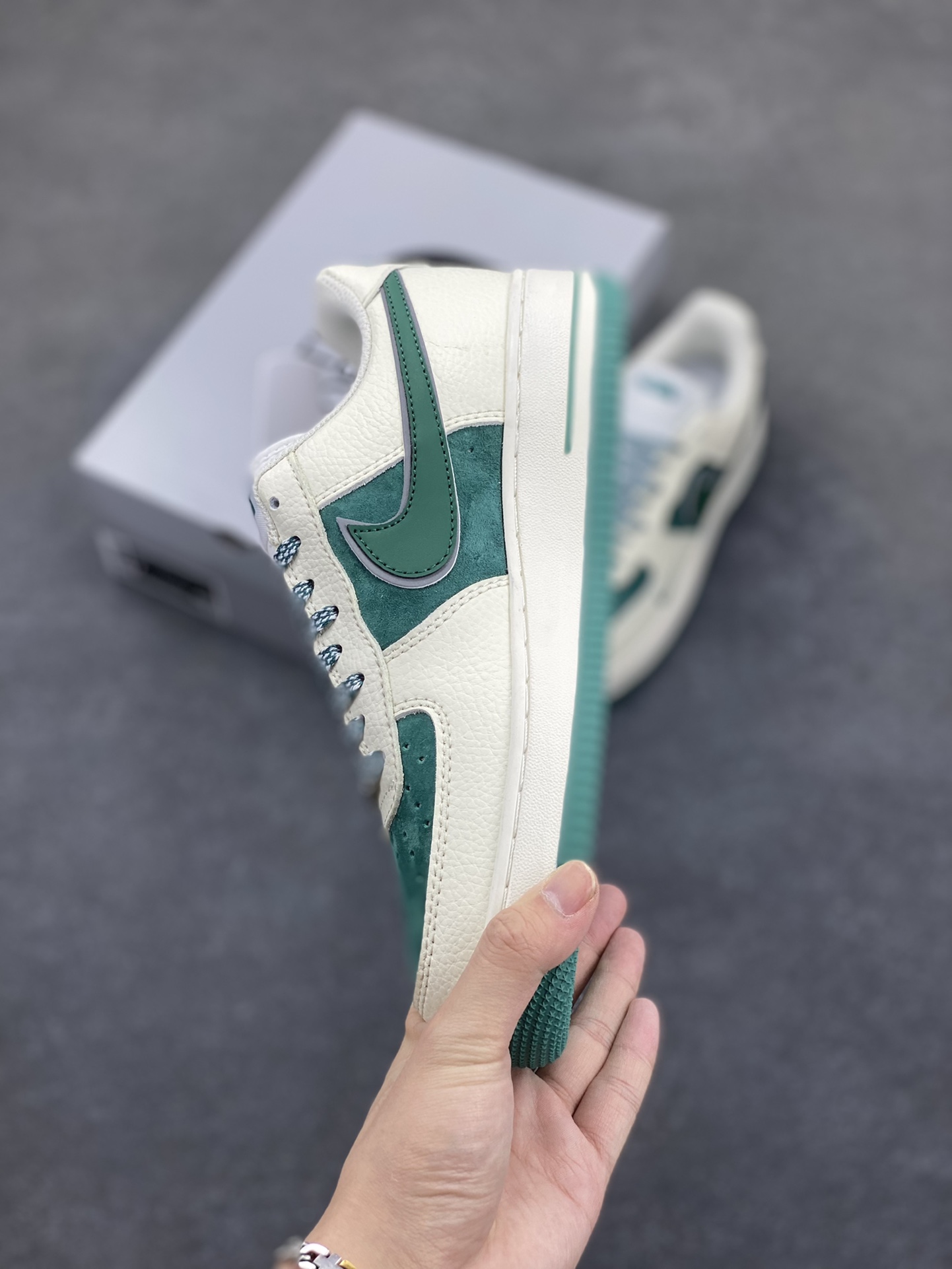 图片[3]-福利特价 Nike Air Force 1 ’07 Low 空军一号低帮百搭休闲运动板鞋。柔软、弹性十足的缓震性能和出色的中底设计，横跨复古与现代的外型结合，造就出风靡全球三十多年的Force 1，直到今天还深受青睐 货号：QY6818-528 尺码：36 36.5 37.5 38 38.5 39 40 40.5 41 42 42.5 43 44 44.5 45-选品中心