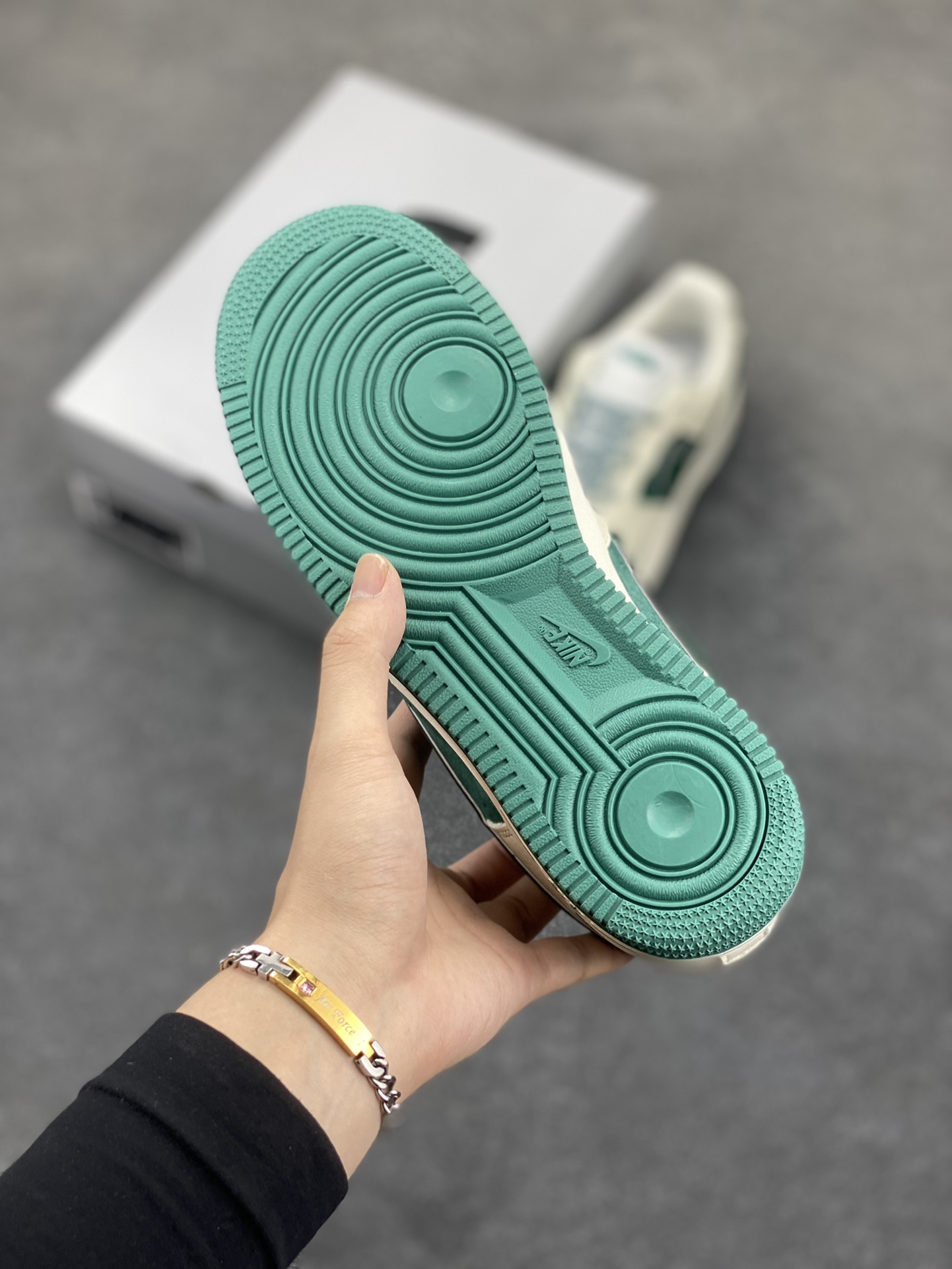 图片[5]-福利特价 Nike Air Force 1 ’07 Low 空军一号低帮百搭休闲运动板鞋。柔软、弹性十足的缓震性能和出色的中底设计，横跨复古与现代的外型结合，造就出风靡全球三十多年的Force 1，直到今天还深受青睐 货号：QY6818-528 尺码：36 36.5 37.5 38 38.5 39 40 40.5 41 42 42.5 43 44 44.5 45-选品中心