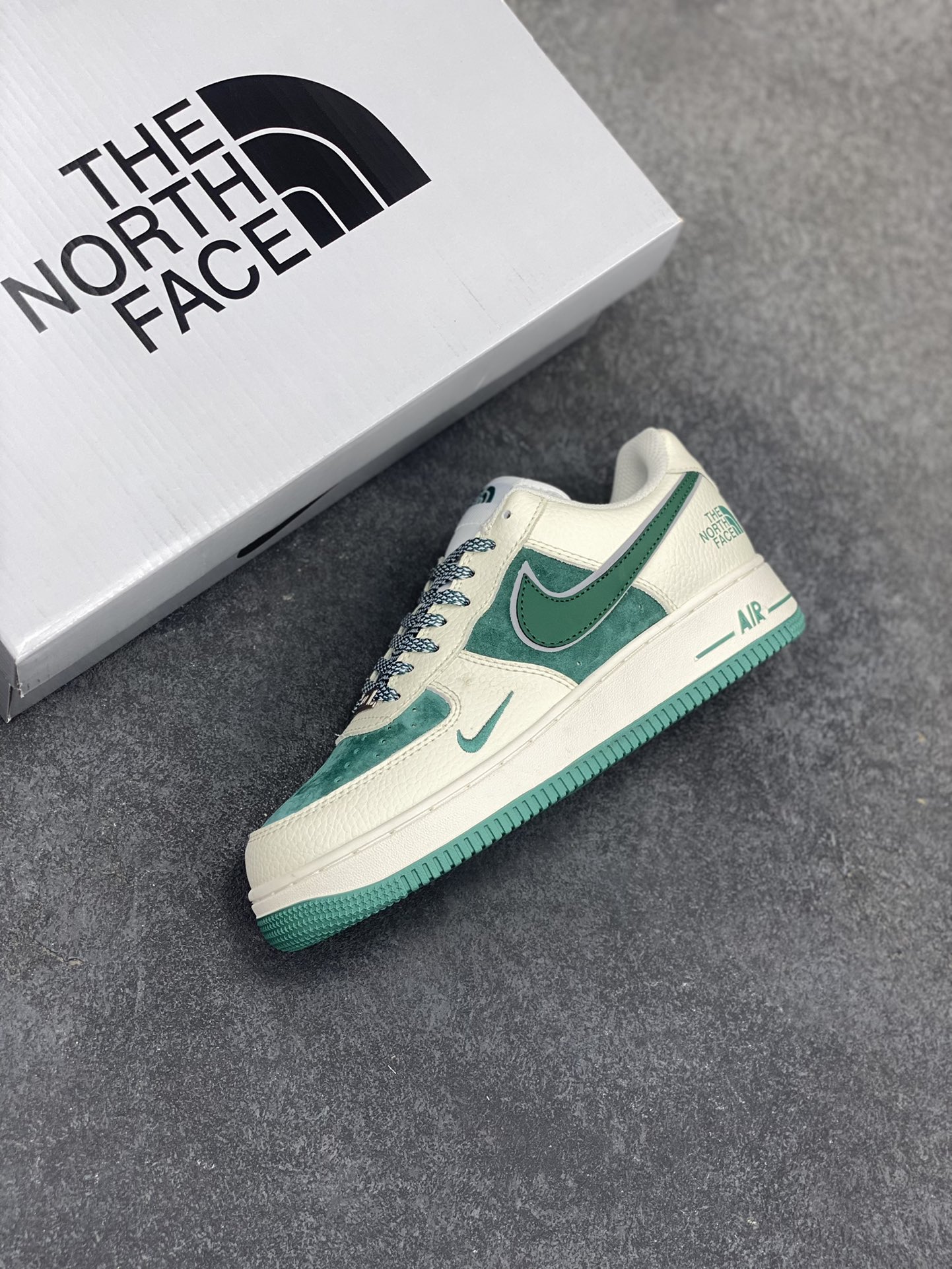 图片[7]-福利特价 Nike Air Force 1 ’07 Low 空军一号低帮百搭休闲运动板鞋。柔软、弹性十足的缓震性能和出色的中底设计，横跨复古与现代的外型结合，造就出风靡全球三十多年的Force 1，直到今天还深受青睐 货号：QY6818-528 尺码：36 36.5 37.5 38 38.5 39 40 40.5 41 42 42.5 43 44 44.5 45-选品中心