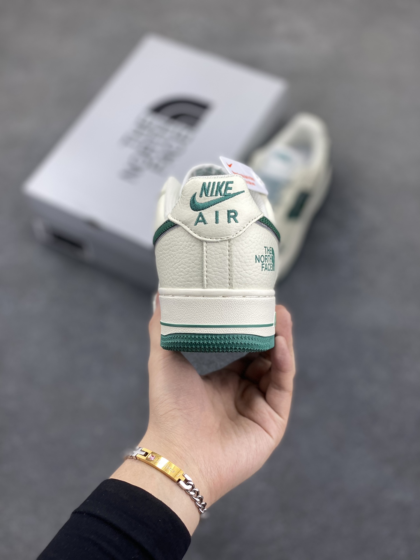 图片[4]-福利特价 Nike Air Force 1 ’07 Low 空军一号低帮百搭休闲运动板鞋。柔软、弹性十足的缓震性能和出色的中底设计，横跨复古与现代的外型结合，造就出风靡全球三十多年的Force 1，直到今天还深受青睐 货号：QY6818-528 尺码：36 36.5 37.5 38 38.5 39 40 40.5 41 42 42.5 43 44 44.5 45-选品中心
