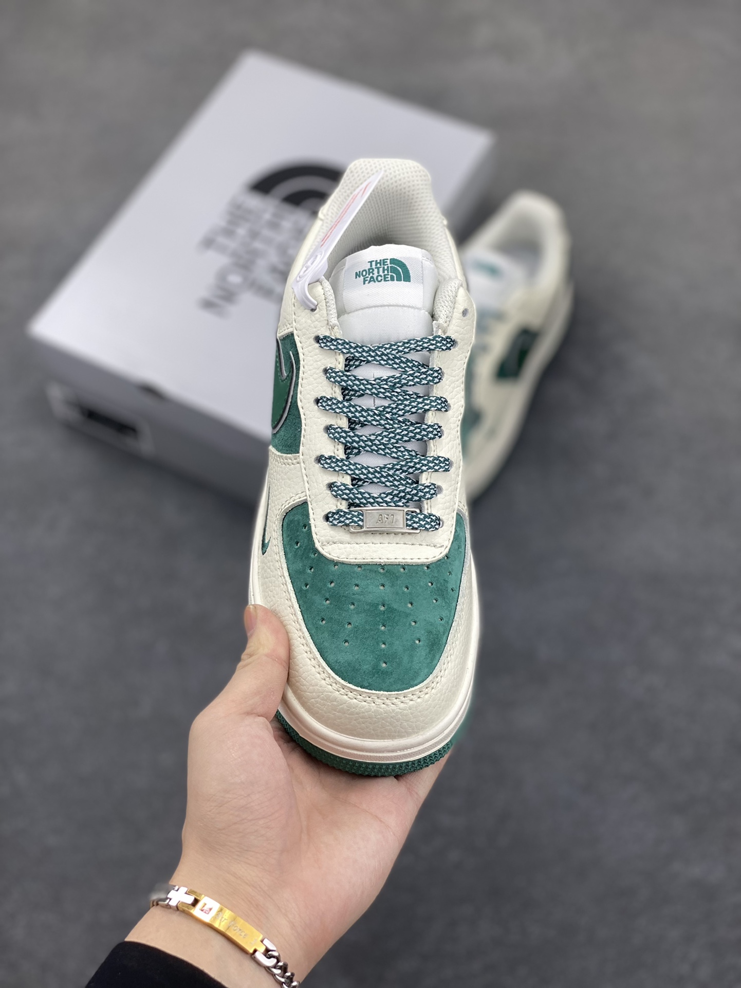 图片[2]-福利特价 Nike Air Force 1 ’07 Low 空军一号低帮百搭休闲运动板鞋。柔软、弹性十足的缓震性能和出色的中底设计，横跨复古与现代的外型结合，造就出风靡全球三十多年的Force 1，直到今天还深受青睐 货号：QY6818-528 尺码：36 36.5 37.5 38 38.5 39 40 40.5 41 42 42.5 43 44 44.5 45-选品中心