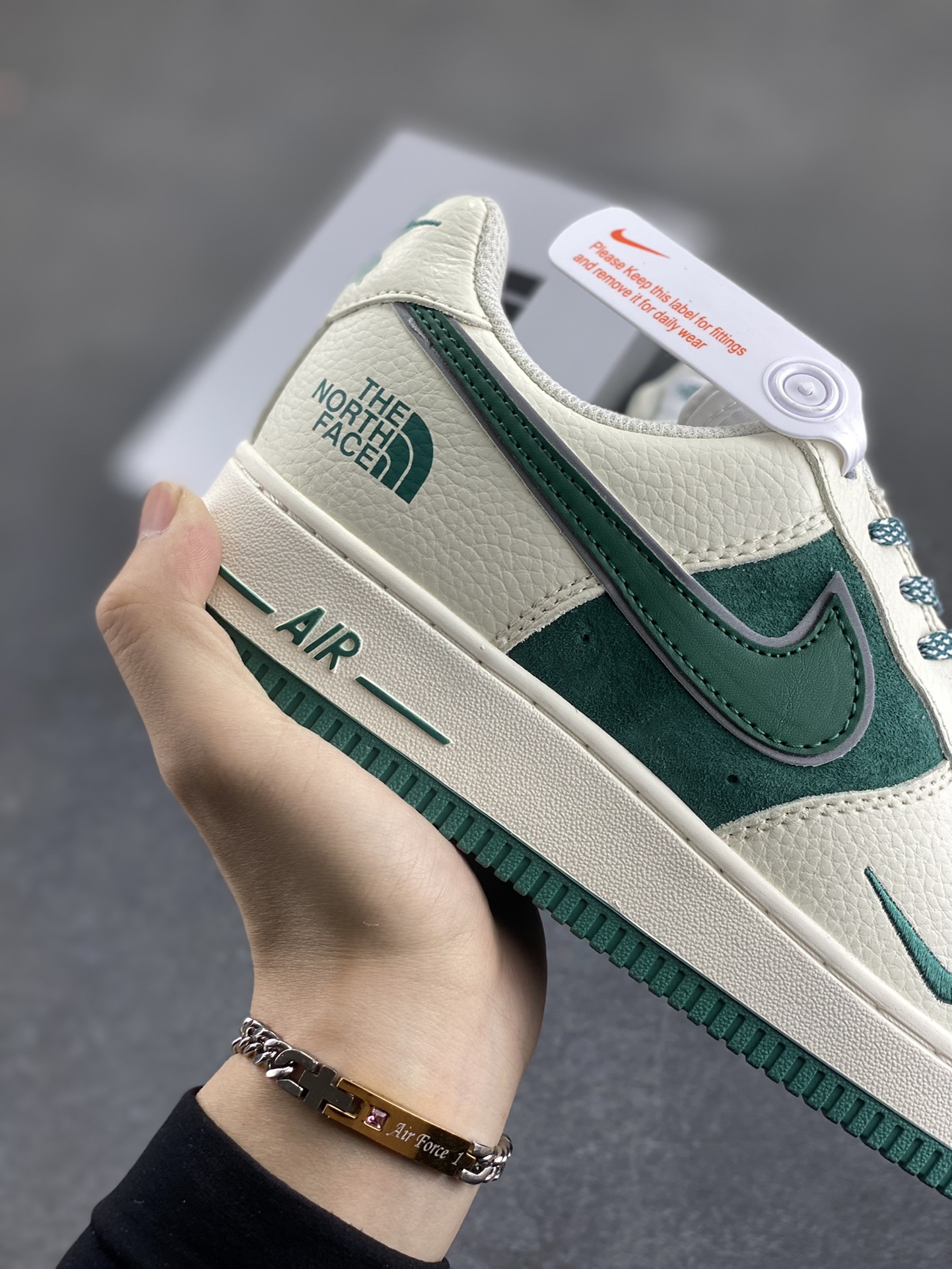 图片[6]-福利特价 Nike Air Force 1 ’07 Low 空军一号低帮百搭休闲运动板鞋。柔软、弹性十足的缓震性能和出色的中底设计，横跨复古与现代的外型结合，造就出风靡全球三十多年的Force 1，直到今天还深受青睐 货号：QY6818-528 尺码：36 36.5 37.5 38 38.5 39 40 40.5 41 42 42.5 43 44 44.5 45-选品中心