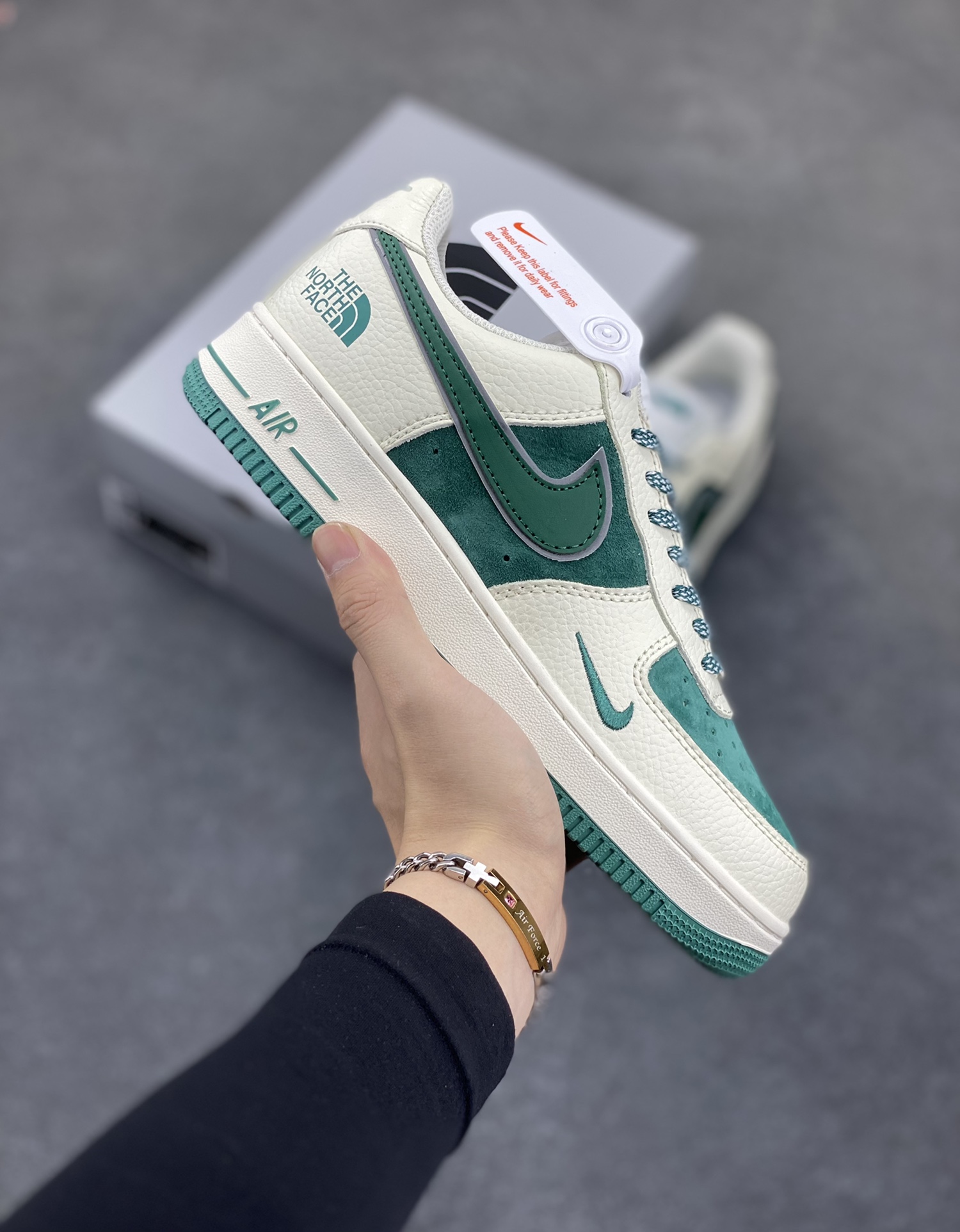 福利特价 Nike Air Force 1 ’07 Low 空军一号低帮百搭休闲运动板鞋。柔软、弹性十足的缓震性能和出色的中底设计,横跨复古与现代的外型结合,造就出风靡全球三十多年的Force 1,直到今天还深受青睐 货号:QY6818-528 尺码:36 36.5 37.5 38 38.5 39 40 40.5 41 42 42.5 43 44 44.5 45-选品中心