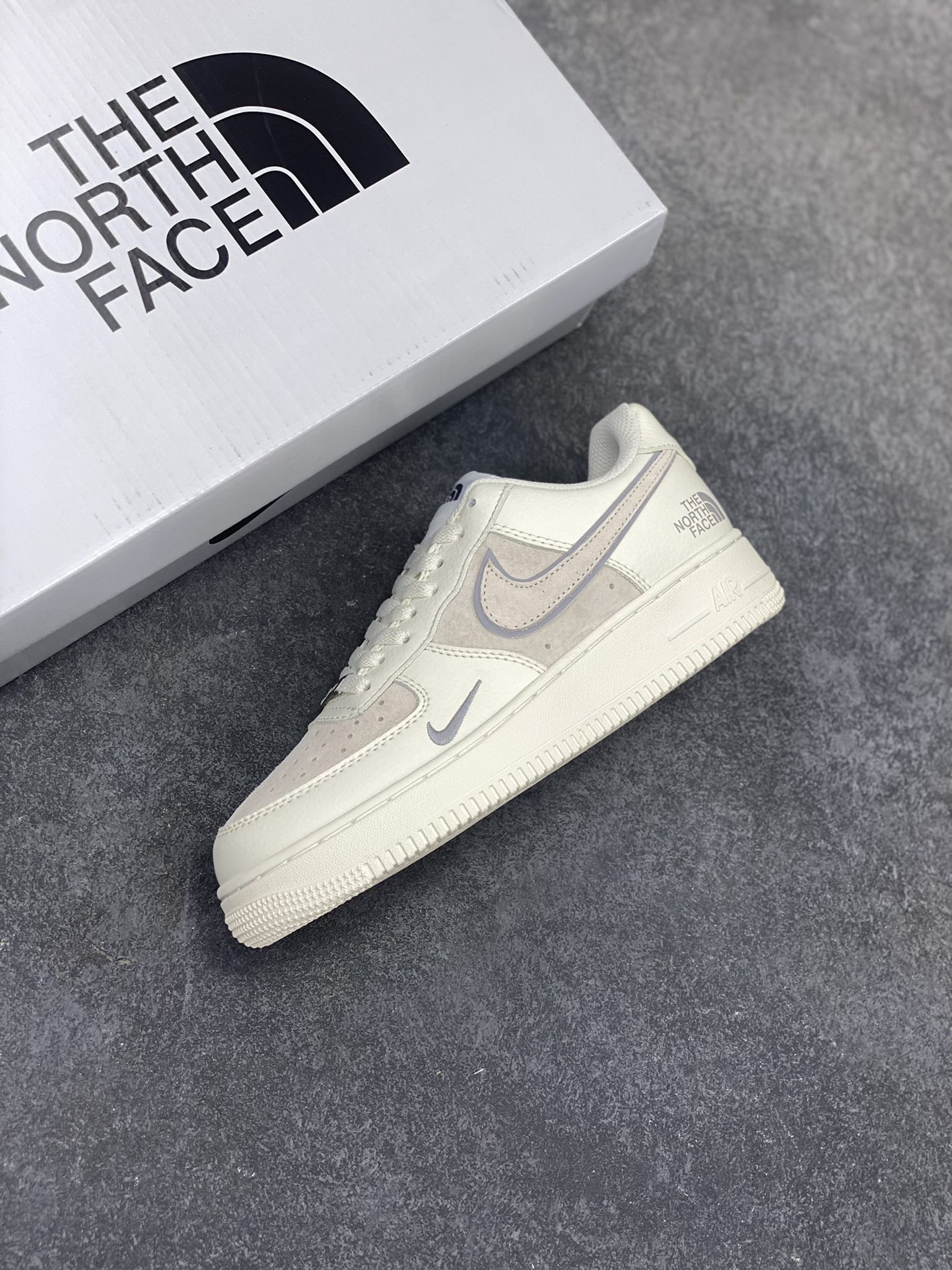 图片[7]-福利特价 Nike Air Force 1 ’07 Low 空军一号低帮百搭休闲运动板鞋。柔软、弹性十足的缓震性能和出色的中底设计，横跨复古与现代的外型结合，造就出风靡全球三十多年的Force 1，直到今天还深受青睐 货号：QY6818-551 尺码：36 36.5 37.5 38 38.5 39 40 40.5 41 42 42.5 43 44 44.5 45-选品中心