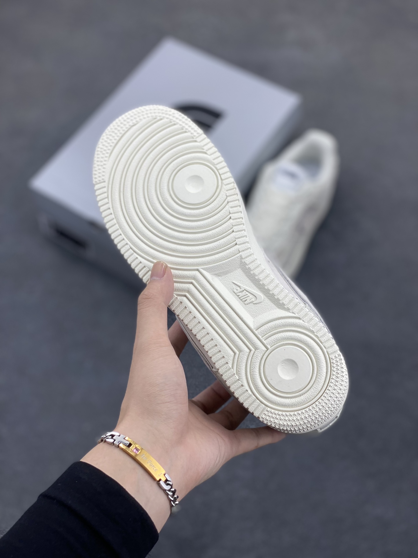 图片[5]-福利特价 Nike Air Force 1 ’07 Low 空军一号低帮百搭休闲运动板鞋。柔软、弹性十足的缓震性能和出色的中底设计，横跨复古与现代的外型结合，造就出风靡全球三十多年的Force 1，直到今天还深受青睐 货号：QY6818-551 尺码：36 36.5 37.5 38 38.5 39 40 40.5 41 42 42.5 43 44 44.5 45-选品中心