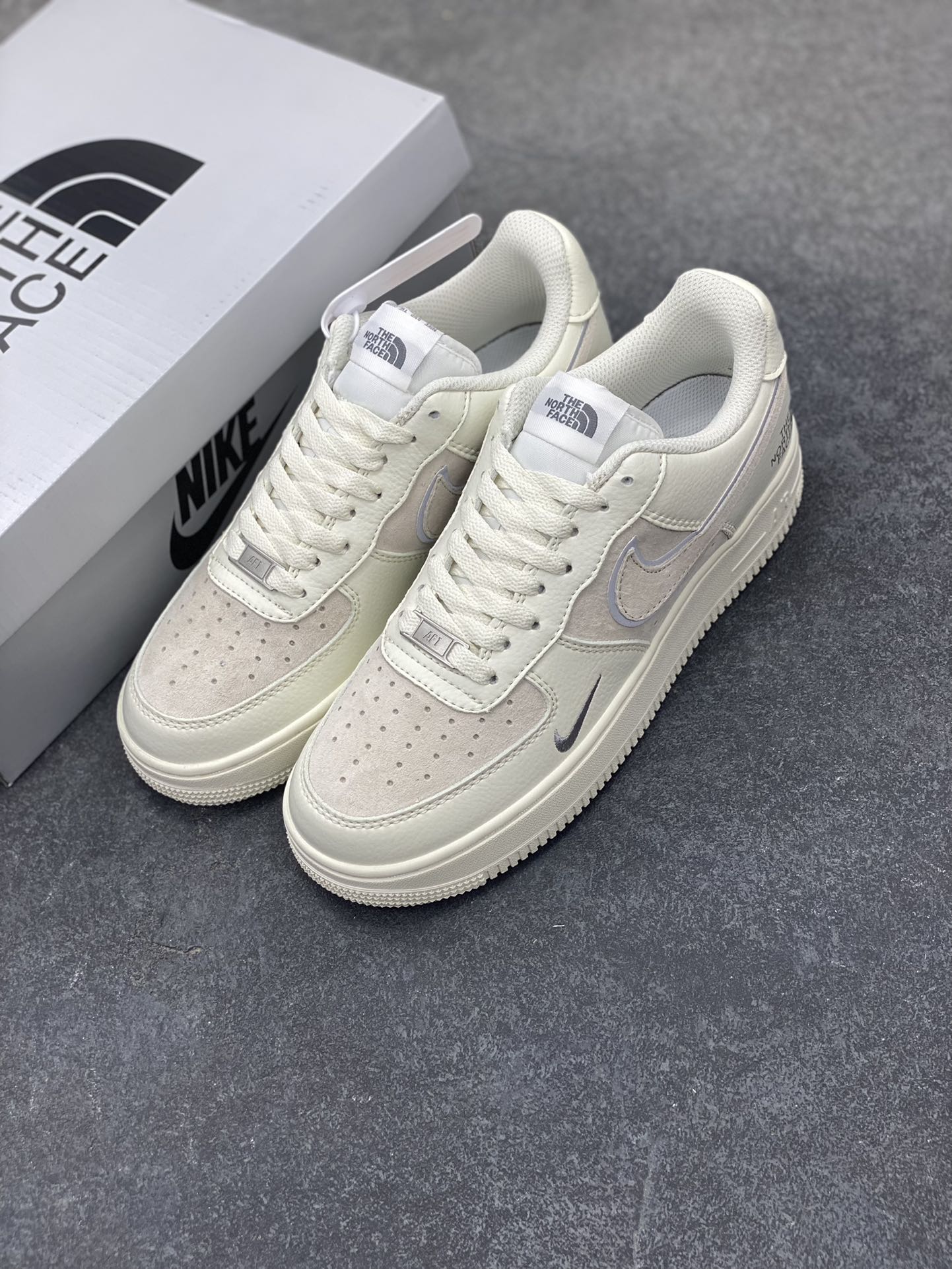 图片[8]-福利特价 Nike Air Force 1 ’07 Low 空军一号低帮百搭休闲运动板鞋。柔软、弹性十足的缓震性能和出色的中底设计，横跨复古与现代的外型结合，造就出风靡全球三十多年的Force 1，直到今天还深受青睐 货号：QY6818-551 尺码：36 36.5 37.5 38 38.5 39 40 40.5 41 42 42.5 43 44 44.5 45-选品中心