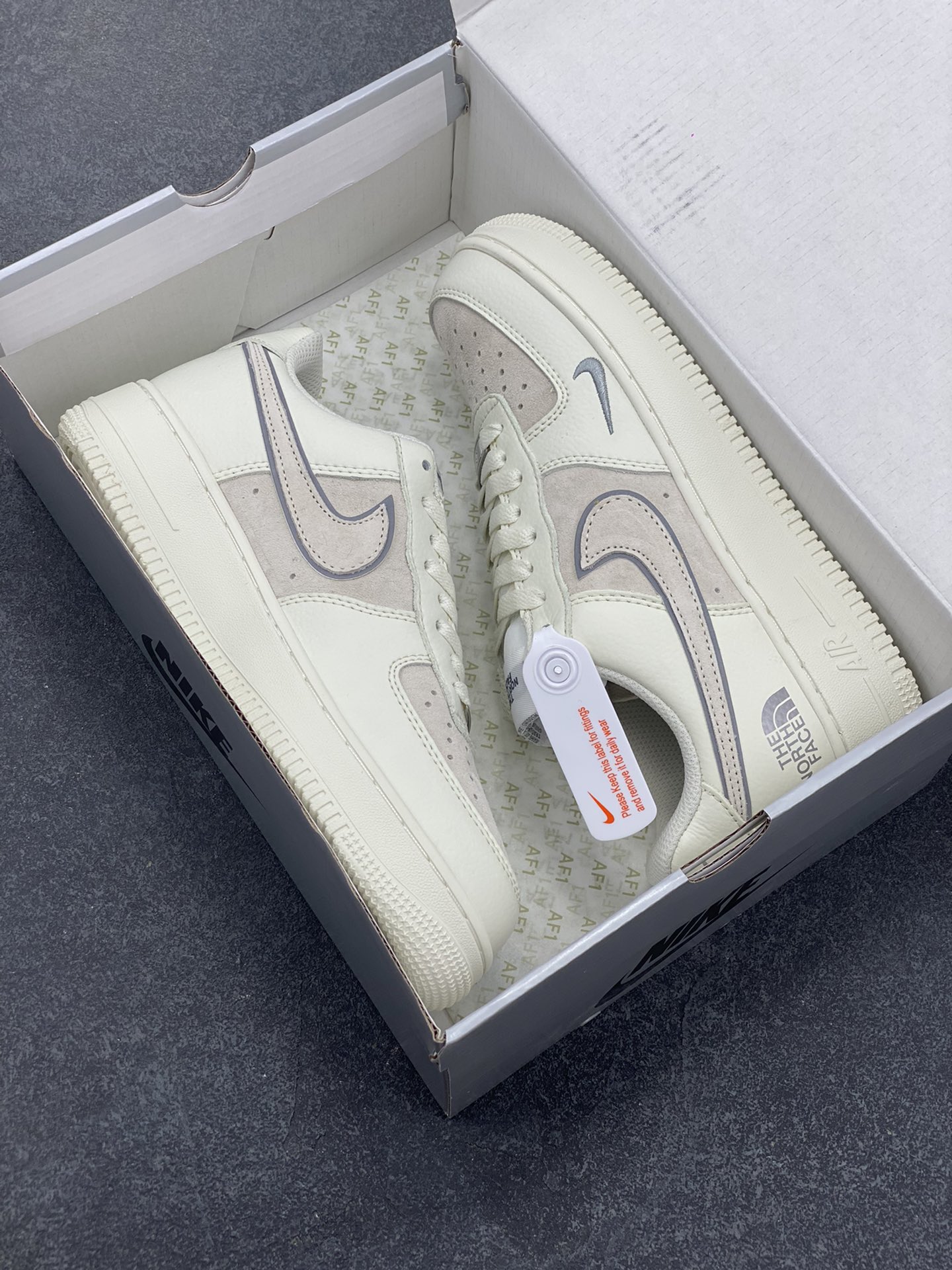 图片[9]-福利特价 Nike Air Force 1 ’07 Low 空军一号低帮百搭休闲运动板鞋。柔软、弹性十足的缓震性能和出色的中底设计，横跨复古与现代的外型结合，造就出风靡全球三十多年的Force 1，直到今天还深受青睐 货号：QY6818-551 尺码：36 36.5 37.5 38 38.5 39 40 40.5 41 42 42.5 43 44 44.5 45-选品中心
