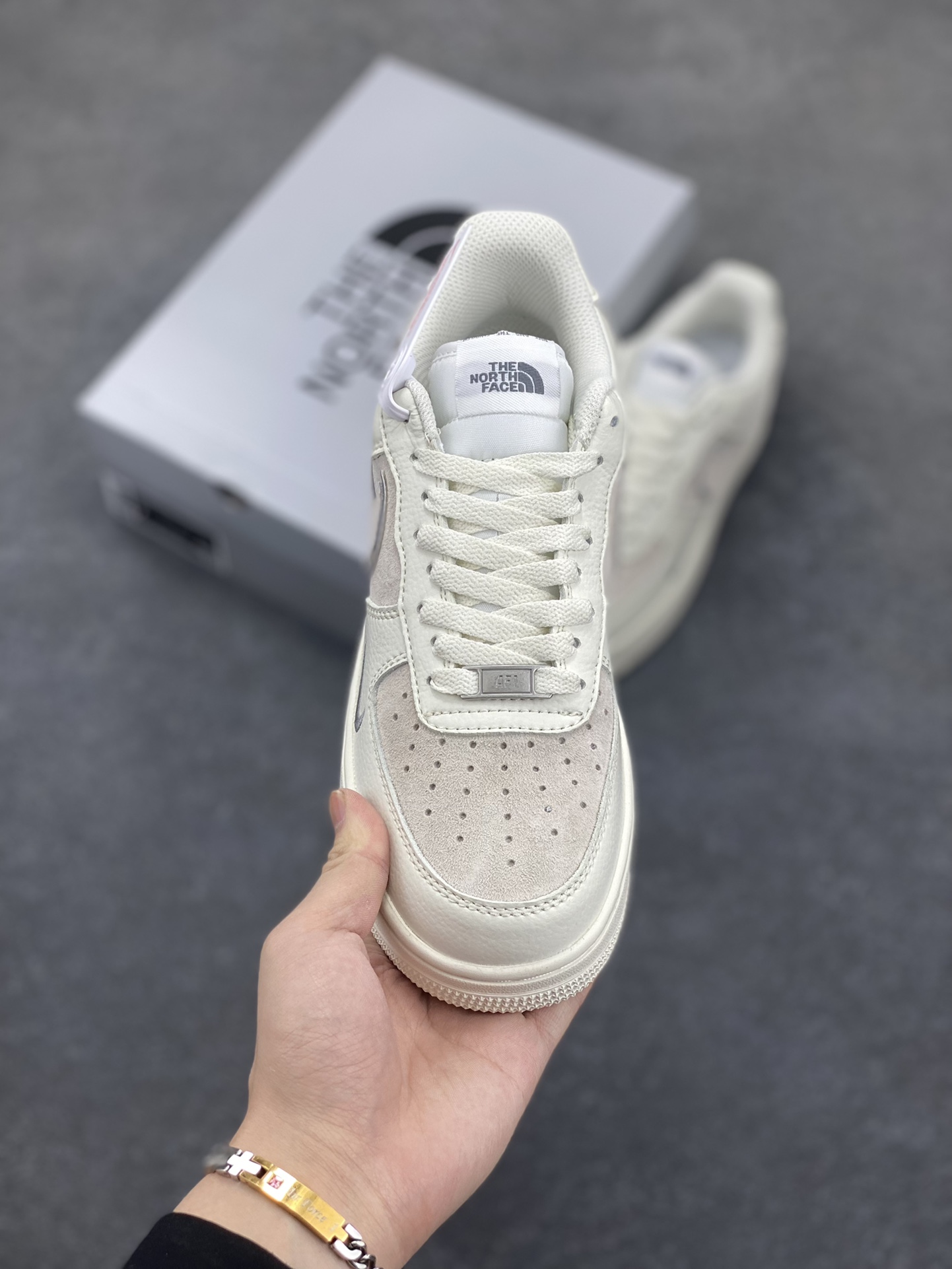 图片[2]-福利特价 Nike Air Force 1 ’07 Low 空军一号低帮百搭休闲运动板鞋。柔软、弹性十足的缓震性能和出色的中底设计，横跨复古与现代的外型结合，造就出风靡全球三十多年的Force 1，直到今天还深受青睐 货号：QY6818-551 尺码：36 36.5 37.5 38 38.5 39 40 40.5 41 42 42.5 43 44 44.5 45-选品中心