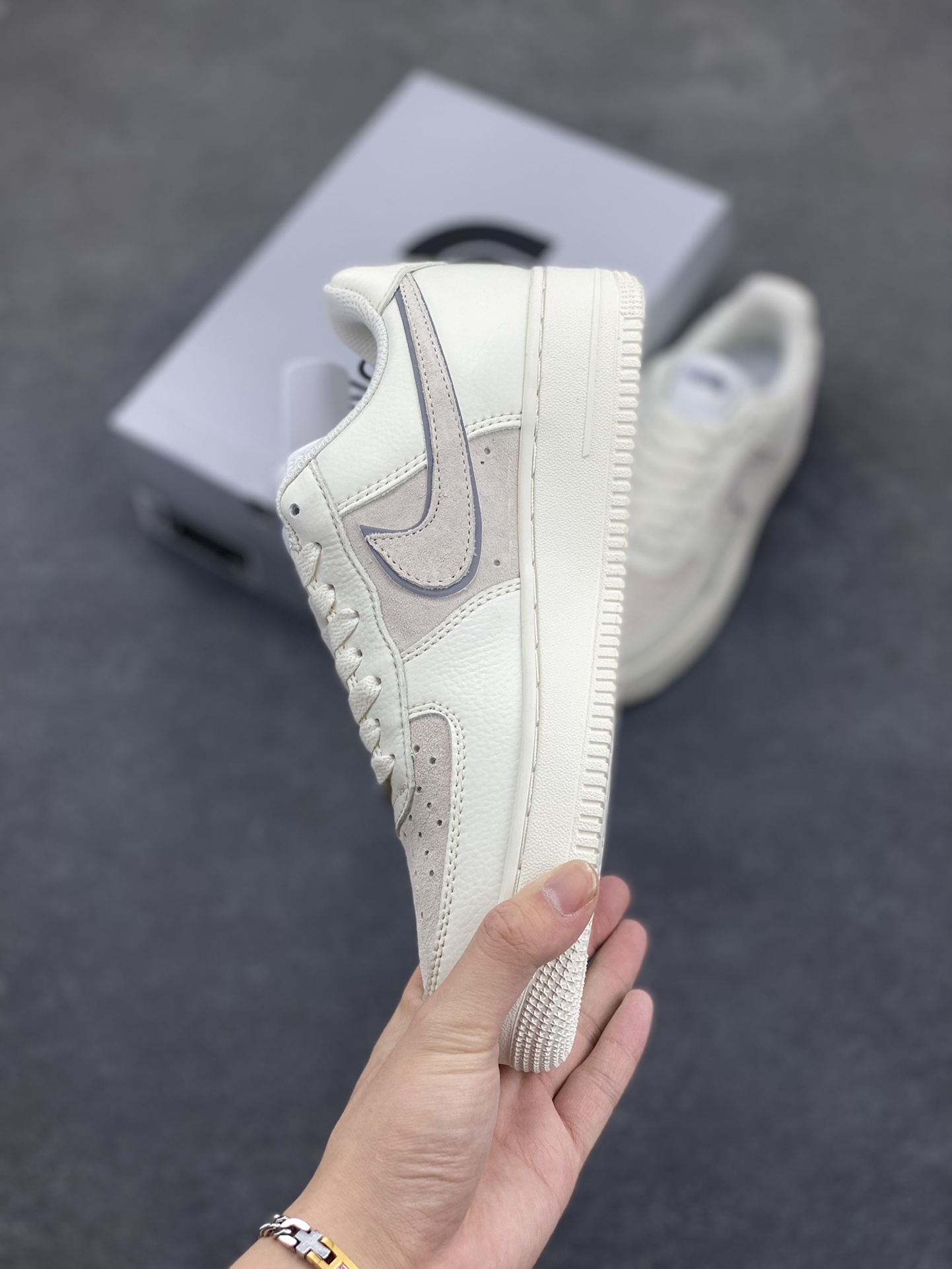 图片[3]-福利特价 Nike Air Force 1 ’07 Low 空军一号低帮百搭休闲运动板鞋。柔软、弹性十足的缓震性能和出色的中底设计，横跨复古与现代的外型结合，造就出风靡全球三十多年的Force 1，直到今天还深受青睐 货号：QY6818-551 尺码：36 36.5 37.5 38 38.5 39 40 40.5 41 42 42.5 43 44 44.5 45-选品中心