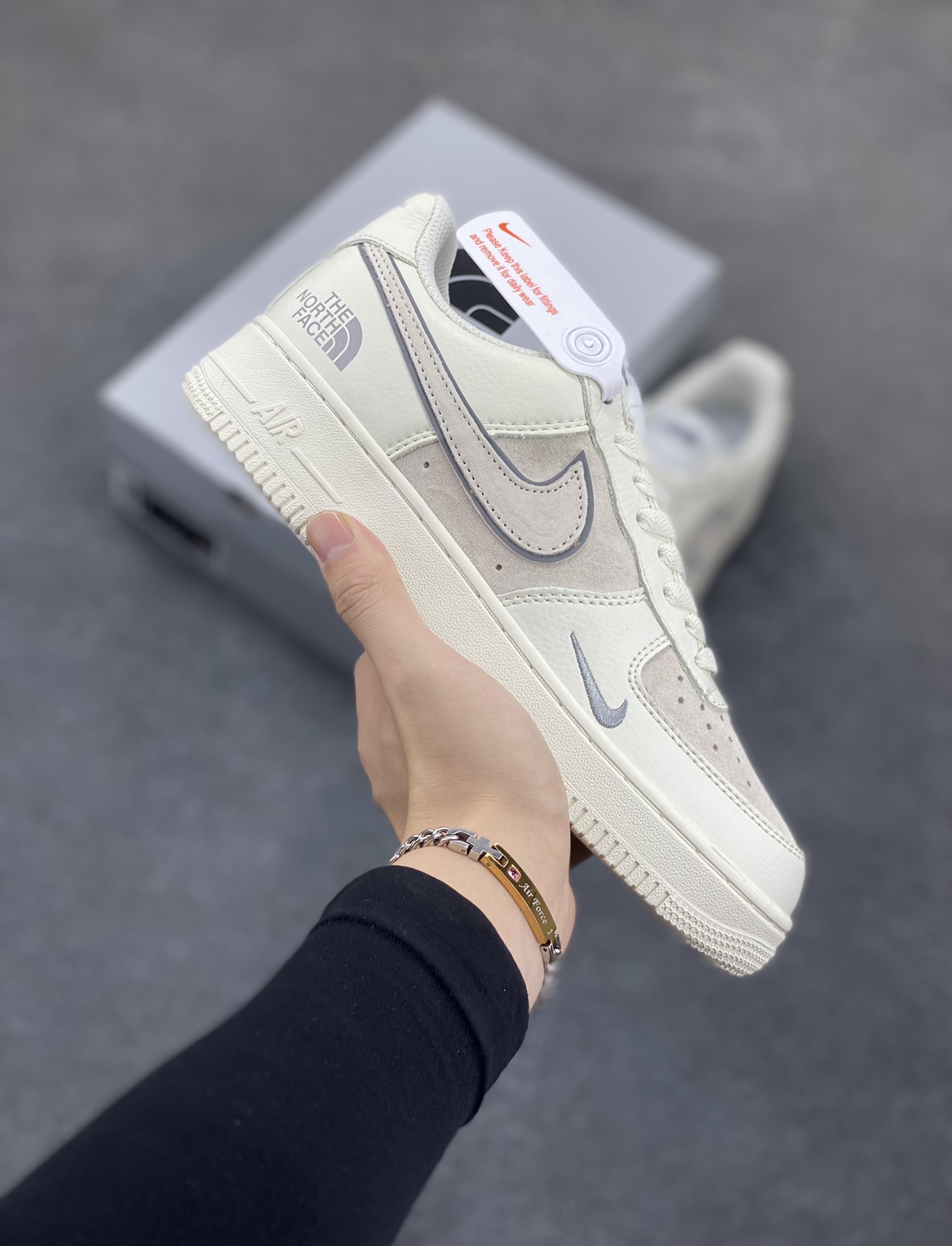 福利特价 Nike Air Force 1 ’07 Low 空军一号低帮百搭休闲运动板鞋。柔软、弹性十足的缓震性能和出色的中底设计，横跨复古与现代的外型结合，造就出风靡全球三十多年的Force 1，直到今天还深受青睐 货号：QY6818-551 尺码：36 36.5 37.5 38 38.5 39 40 40.5 41 42 42.5 43 44 44.5 45-选品中心