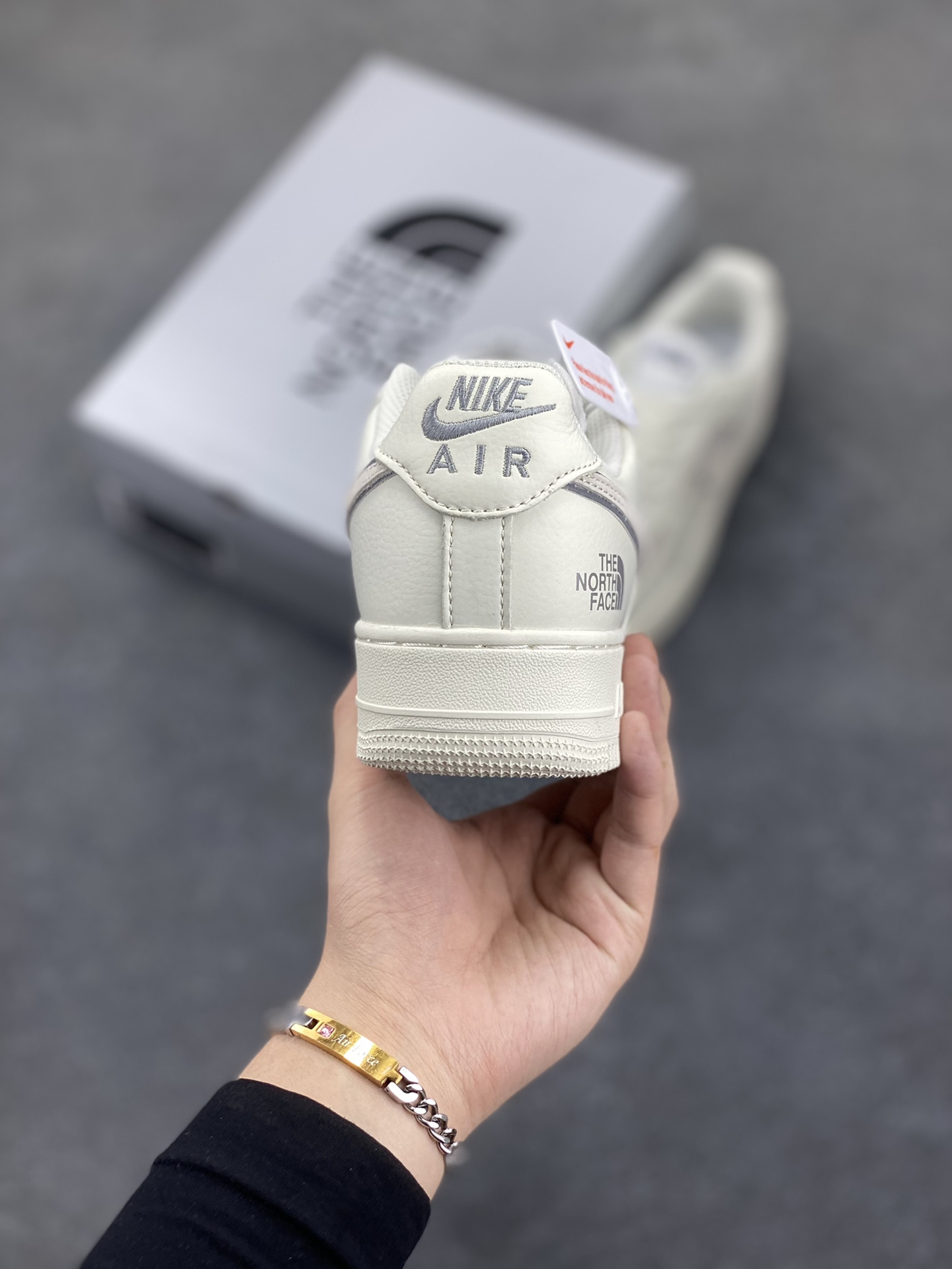 图片[4]-福利特价 Nike Air Force 1 ’07 Low 空军一号低帮百搭休闲运动板鞋。柔软、弹性十足的缓震性能和出色的中底设计，横跨复古与现代的外型结合，造就出风靡全球三十多年的Force 1，直到今天还深受青睐 货号：QY6818-551 尺码：36 36.5 37.5 38 38.5 39 40 40.5 41 42 42.5 43 44 44.5 45-选品中心