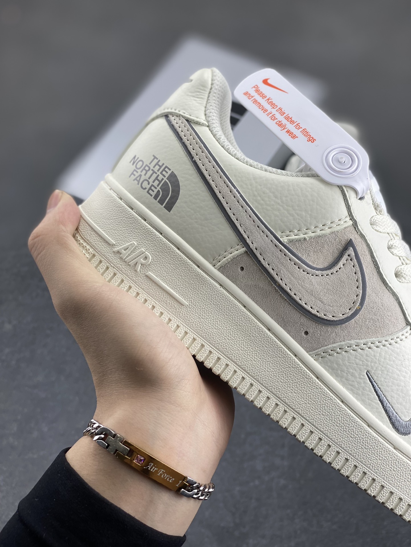 图片[6]-福利特价 Nike Air Force 1 ’07 Low 空军一号低帮百搭休闲运动板鞋。柔软、弹性十足的缓震性能和出色的中底设计，横跨复古与现代的外型结合，造就出风靡全球三十多年的Force 1，直到今天还深受青睐 货号：QY6818-551 尺码：36 36.5 37.5 38 38.5 39 40 40.5 41 42 42.5 43 44 44.5 45-选品中心