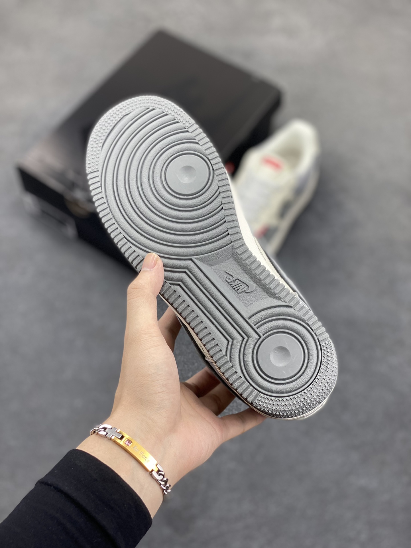 图片[5]-福利特价 Nike Air Force 1 ’07 Low 空军一号低帮百搭休闲运动板鞋。柔软、弹性十足的缓震性能和出色的中底设计，横跨复古与现代的外型结合，造就出风靡全球三十多年的Force 1，直到今天还深受青睐 货号：CH6336-510 尺码：36 36.5 37.5 38 38.5 39 40 40.5 41 42 42.5 43 44 44.5 45-选品中心