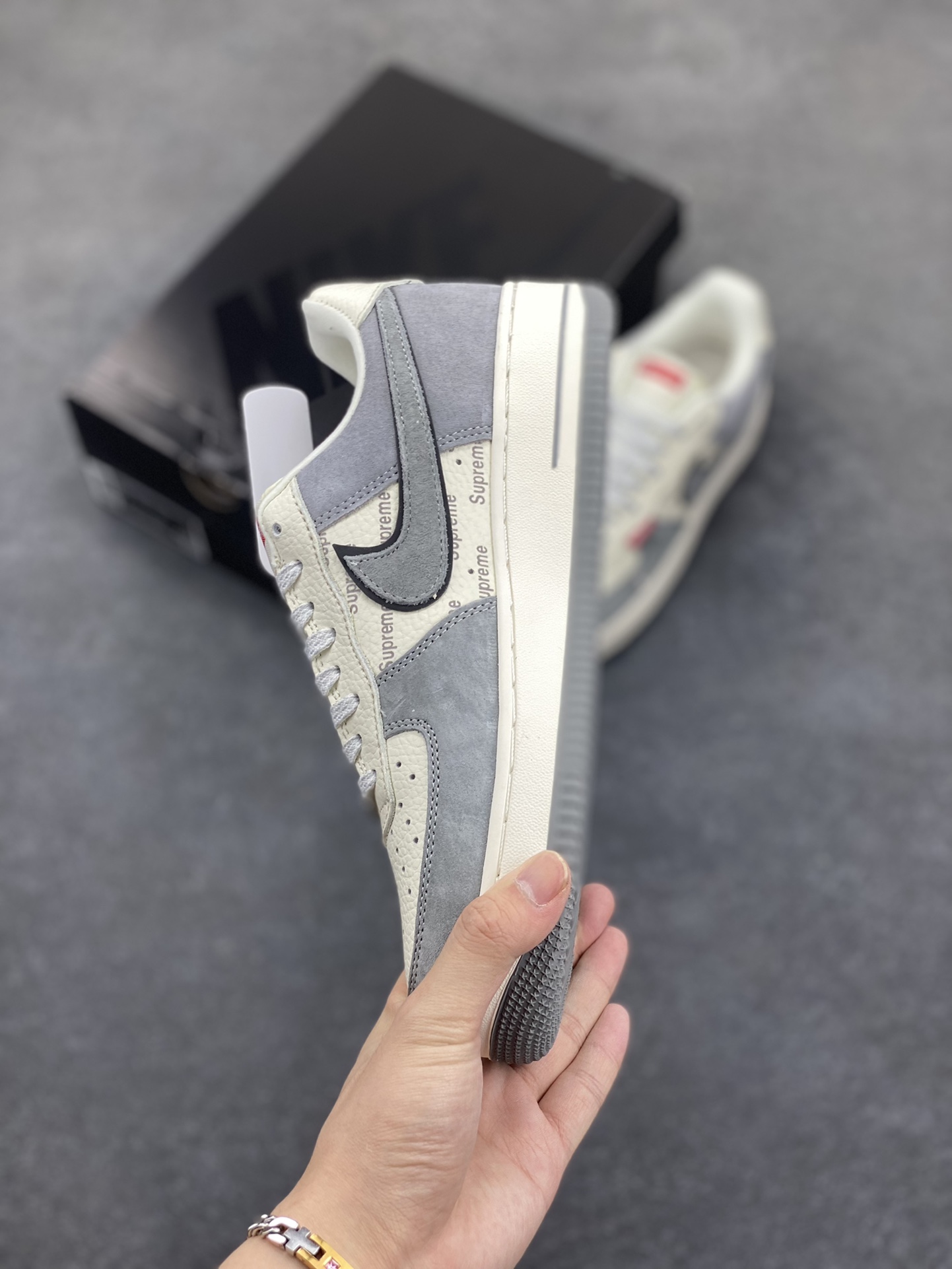 图片[3]-福利特价 Nike Air Force 1 ’07 Low 空军一号低帮百搭休闲运动板鞋。柔软、弹性十足的缓震性能和出色的中底设计，横跨复古与现代的外型结合，造就出风靡全球三十多年的Force 1，直到今天还深受青睐 货号：CH6336-510 尺码：36 36.5 37.5 38 38.5 39 40 40.5 41 42 42.5 43 44 44.5 45-选品中心