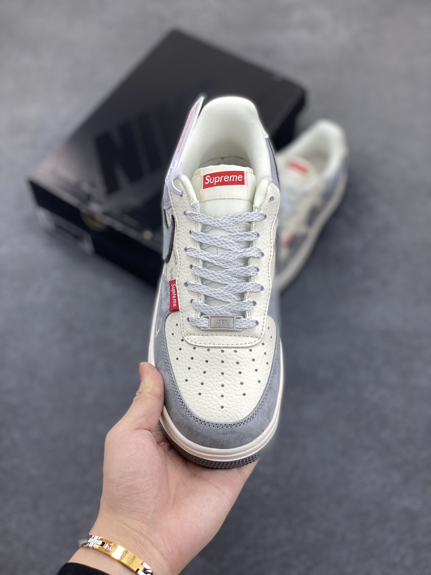图片[2]-福利特价 Nike Air Force 1 ’07 Low 空军一号低帮百搭休闲运动板鞋。柔软、弹性十足的缓震性能和出色的中底设计，横跨复古与现代的外型结合，造就出风靡全球三十多年的Force 1，直到今天还深受青睐 货号：CH6336-510 尺码：36 36.5 37.5 38 38.5 39 40 40.5 41 42 42.5 43 44 44.5 45-选品中心