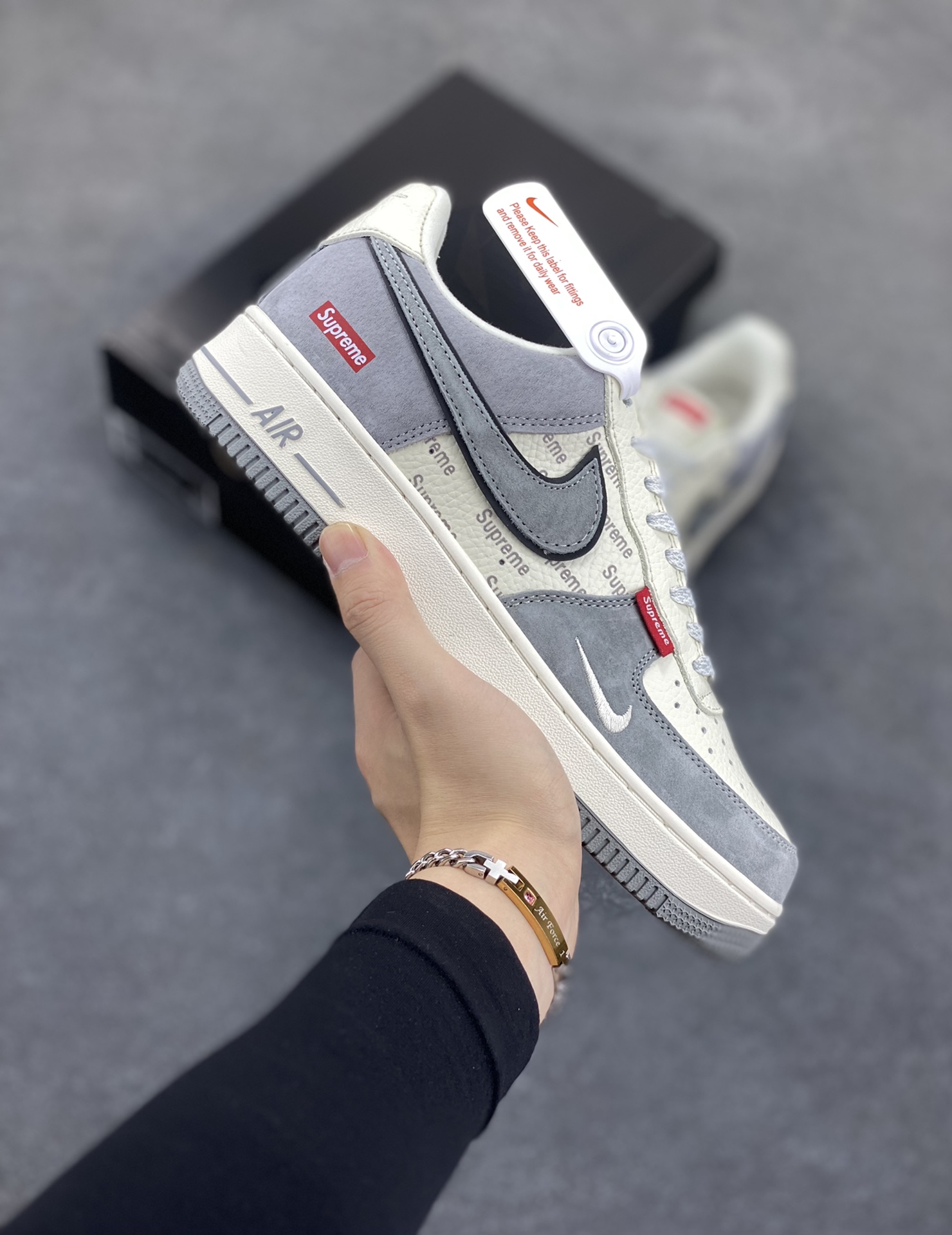 福利特价 Nike Air Force 1 ’07 Low 空军一号低帮百搭休闲运动板鞋。柔软、弹性十足的缓震性能和出色的中底设计，横跨复古与现代的外型结合，造就出风靡全球三十多年的Force 1，直到今天还深受青睐 货号：CH6336-510 尺码：36 36.5 37.5 38 38.5 39 40 40.5 41 42 42.5 43 44 44.5 45-选品中心