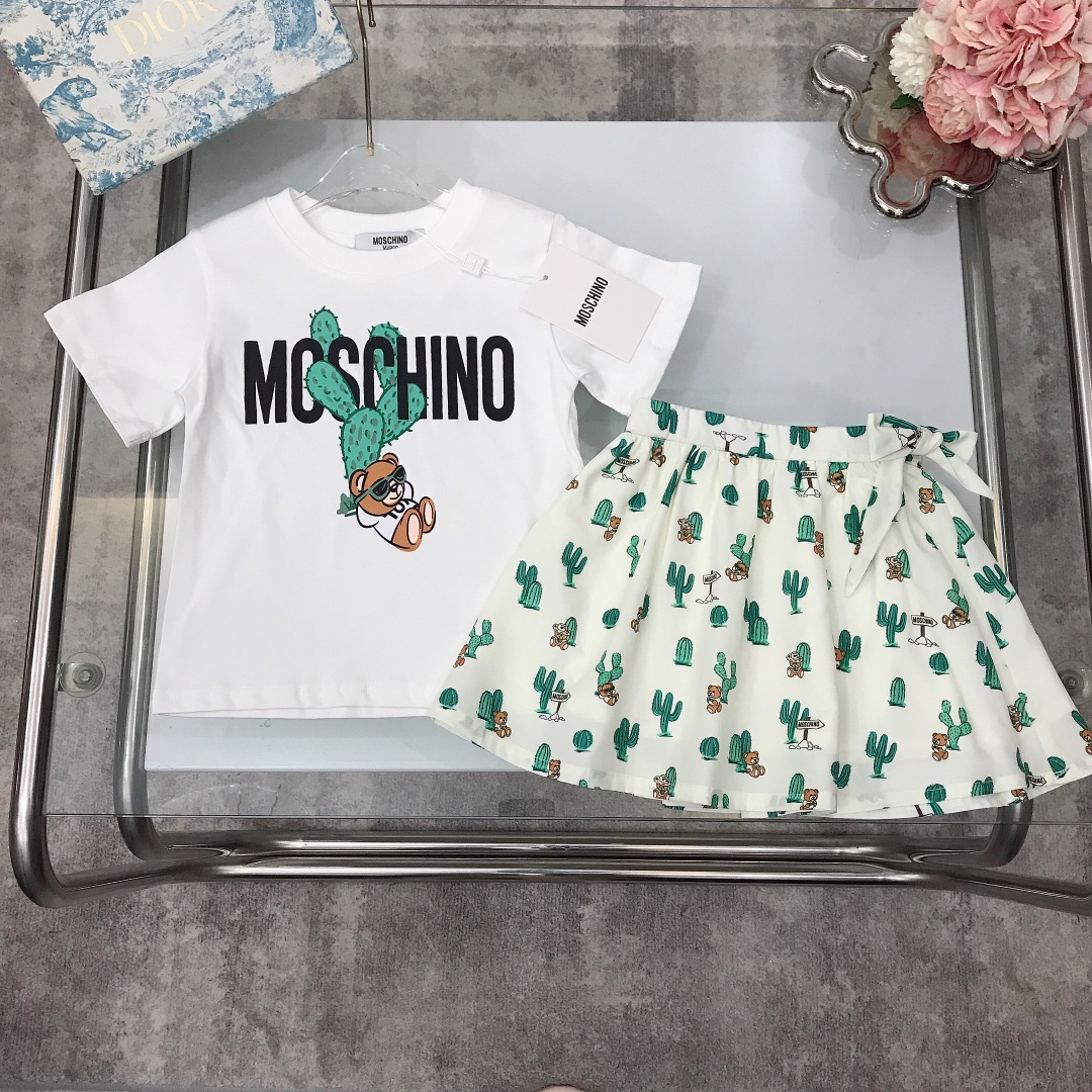 NO:337691,【Spot shipment】Size 90- MOSCHIN* /SS Skirt【Short-sleeved skirt】Flocked three-dimensional printed bear logo on both sides of the front and back Round neck short-sleeved T-shirt with smooth and soft chiffon full bear print logo skirt with side webbing bow design New summer style ~ Combed cotton fabric skin-friendly and refreshing upper body comfortable and breathable and high-end wide threaded neckline design High-end fashionable style, using imported high-end custom-made high-quality organic cotton fabric Comfortable and breathable The upper body is very good Color Pink White Size 90-100-110-120-130-140-【CM】 Requires counter packaging, clothes, skirts, T-shirt, tees, t-shirt,19860909【现货发】  尺寸90-  MOSCHIN* /SS 套裙【短袖半裙】前后两面植绒立体印花小熊logo 圆领短袖T恤 搭配顺滑柔软雪纺全面小熊印花logo半裙 侧边织带绑蝴蝶结设计 夏季新款～精梳棉面料亲肤透爽 上身舒适透气又高级 宽大螺纹领口设计 高级时髦款,采用进口高端定制精选优质有机棉面料 舒适透气 上身效果非常好 颜色 粉色 白色 尺码90-100-110-120-130-140-【CM】 需要专柜包装元,衣服,skirts,T-shirt,tees，t-shirt,,Children's
