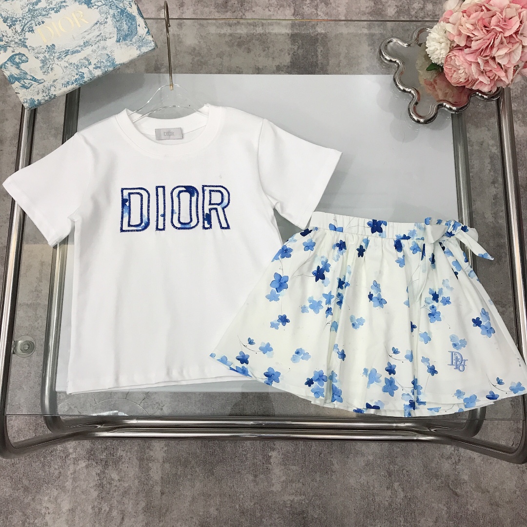 NO:337684,[Spot shipment] Size 90- DIO* /SS Skirt [Short Sleeve Skirt] Dark blue patch embroidered logo round neck T-shirt with smooth and soft chiffon full petal pattern printed logo skirt Side webbing bow design New summer style ~ combed cotton fabric skin-friendly and refreshing upper body comfortable and breathable and high-end wide threaded neck design High-end fashionable style, using imported high-end custom-made high-quality organic cotton fabric comfortable and breathable The upper body effect is very good Color White Size 90-100-110-120-130-140-【CM】 Requires counter packaging, clothes, dior, skirts, T-shirt, tees, t-shirt,19860909【现货发】  尺寸90- DIO* /SS 套裙【短袖半裙】深蓝色系贴布刺绣logo圆领T恤 搭配顺滑柔软雪纺全面花瓣图案印花logo半裙 侧边织带绑蝴蝶结设计 夏季新款～精梳棉面料亲肤透爽 上身舒适透气又高级 宽大螺纹领口设计 高级时髦款,采用进口高端定制精选优质有机棉面料 舒适透气 上身效果非常好 颜色 白色 尺码90-100-110-120-130-140-【CM】 需要专柜包装元,衣服,dior,skirts,T-shirt,tees，t-shirt,,Children's