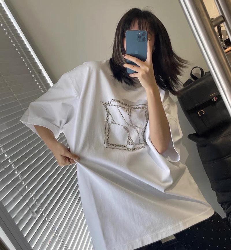 W72💰68
同步WE11DONE官网精选数据款重工艺铆钉LOGO商标装饰男女同款短袖
区别市面上普通面料，重磅高克重320克双纱纯棉面料，面料经高温洗水定型