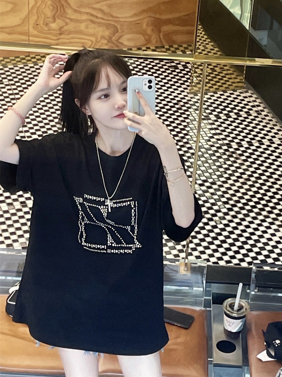 W72💰68
同步WE11DONE官网精选数据款重工艺铆钉LOGO商标装饰男女同款短袖
区别市面上普通面料，重磅高克重320克双纱纯棉面料，面料经高温洗水定型