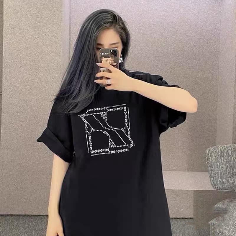 W72💰68
同步WE11DONE官网精选数据款重工艺铆钉LOGO商标装饰男女同款短袖
区别市面上普通面料，重磅高克重320克双纱纯棉面料，面料经高温洗水定型
