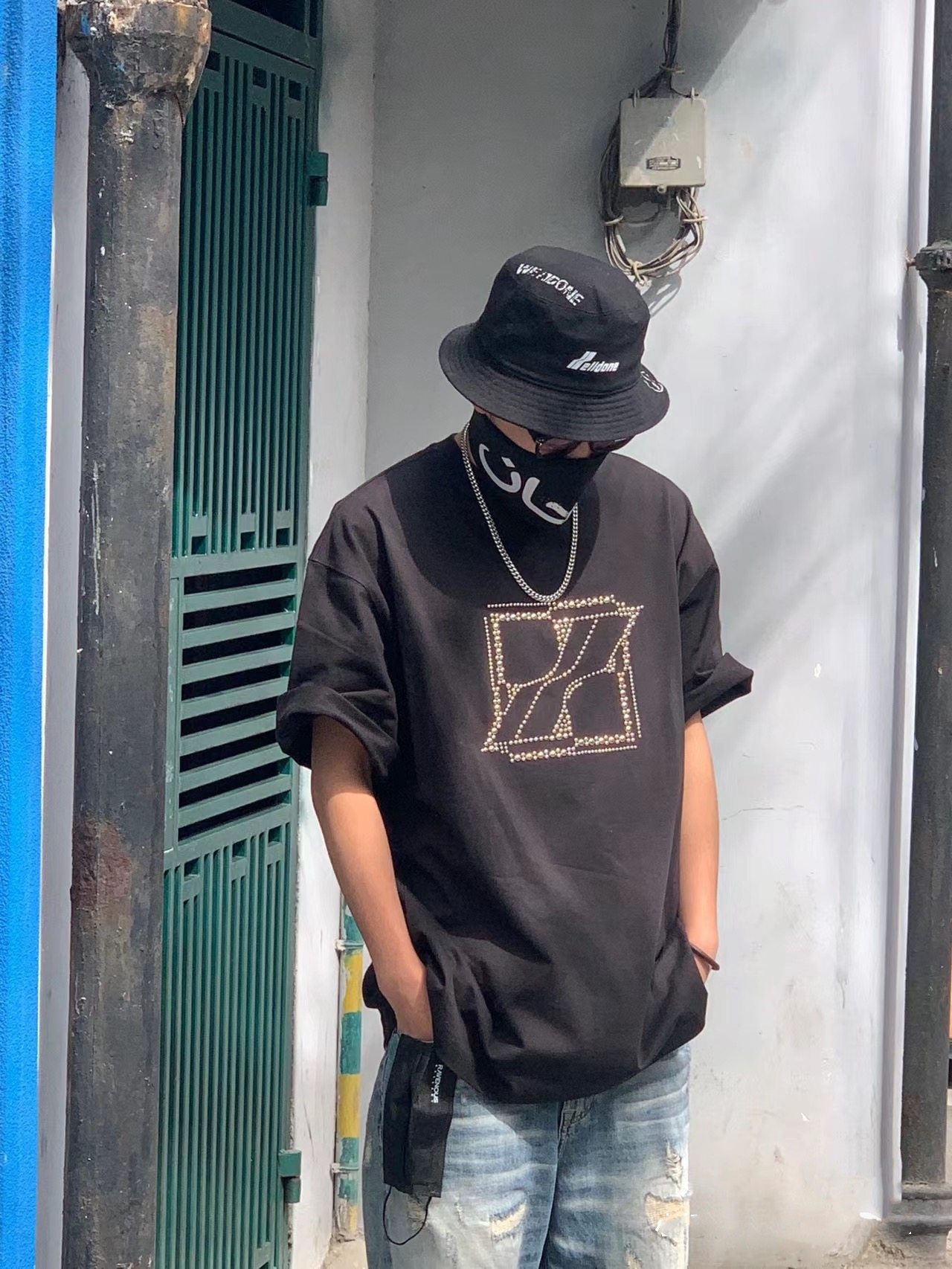 W72💰68
同步WE11DONE官网精选数据款重工艺铆钉LOGO商标装饰男女同款短袖
区别市面上普通面料，重磅高克重320克双纱纯棉面料，面料经高温洗水定型
