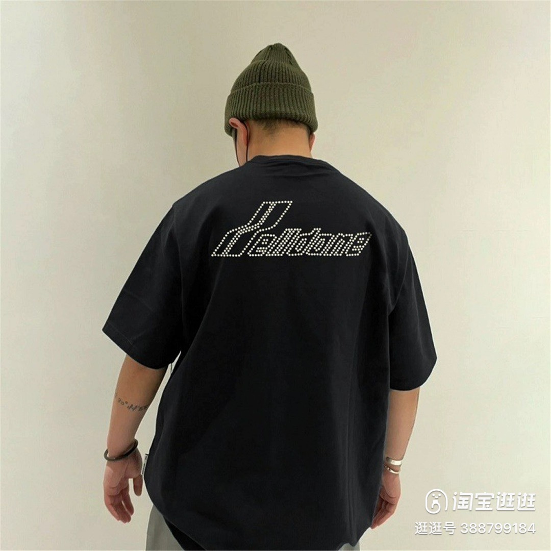 W74#💰P78
WE11DONE线上数据款LOGO字母象牙烫钻男女同款情侣宽松短袖T恤 
面料采用26支高克重300克双纱精梳棉面料 
成衣经高温洗水定型 穿洗不变型 
颜色：黑色、白色、灰色 
码数：S、M、L