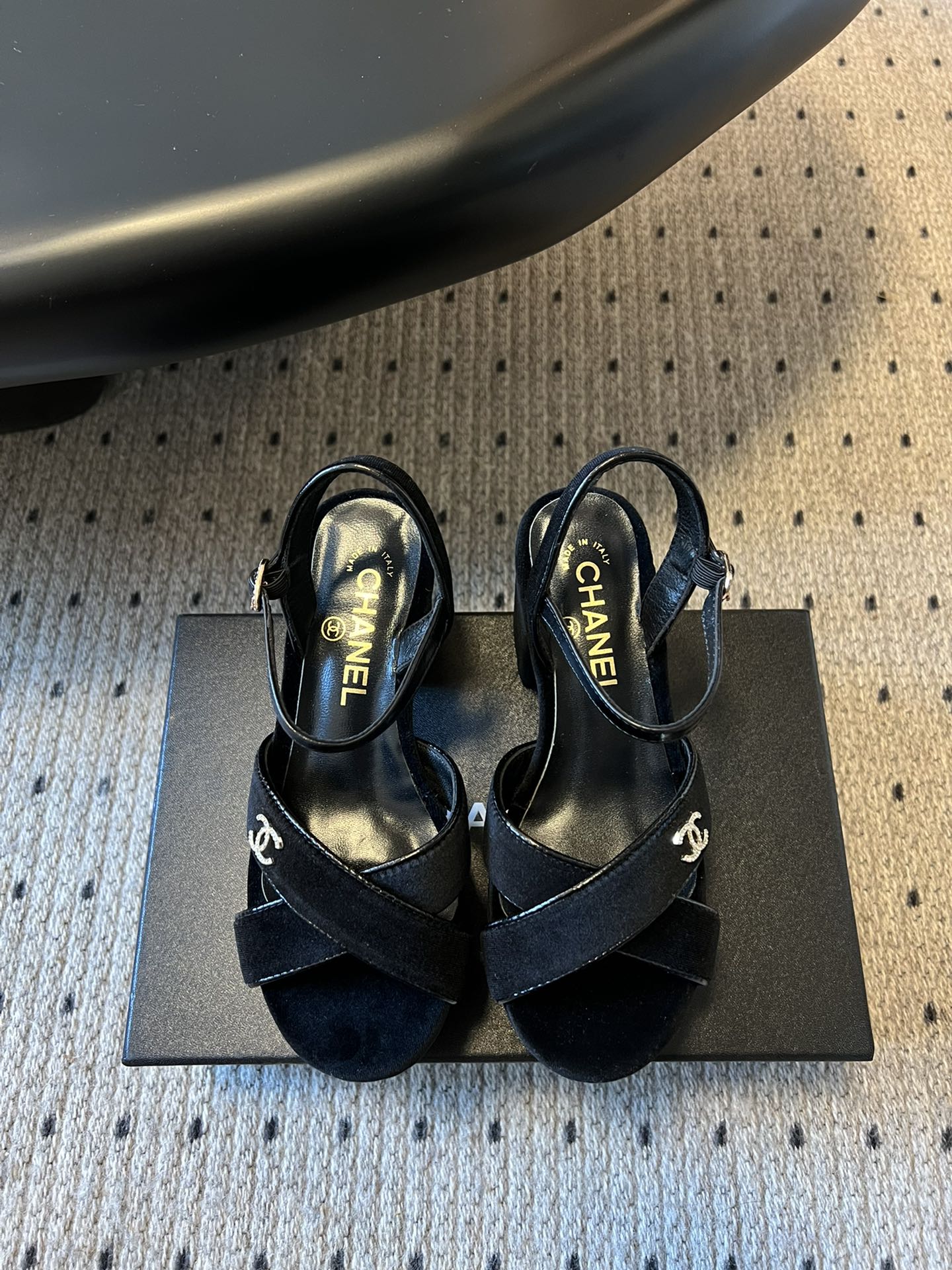 NO:409392,Top quality Chane* 25ss Chanel spring and summer thick-soled high-water table sandals. It’s ugly and cute, classic diamond-shaped blessing, lambskin material and velvet material!  Diamond-shaped thick-soled sponge cake slippers. A series of slippers that must be bought in summer. They are literary and fashionable. The dressing rate is too high. The thick-soled really makes you yyds in terms of lengthening legs. It is versatile and comfortable. It turns into a long legs in seconds when you put your feet on!  The upper is imported lambskin/velvet. The inner foot pad is silk sheepskin. Heel height is 5.5cm. Size 35-39 (customized by 40/41/42). High heels sandals, chanel, chanel, sandals, high heels, slippers, sheepskin19860909顶级品质 Chane* 25ss香奈儿春夏厚底高水台凉鞋 丑萌啊,经典菱格加持 小羊皮材质和丝绒两种材质！菱格厚底松糕拖鞋 夏天一定要入的拖鞋系列 可文艺可时髦 穿搭率实在太高了 厚底在拉长腿方面真的yyds 百搭舒适 上脚秒变大长腿！ 鞋面采用进口小羊皮/丝绒 内里垫脚是丝绸羊皮 跟高5.5cm 码数35-39（40/41/42定制）,高跟鞋凉鞋,chanel,chanel,sandals,high heels,slippers,sheepskin,Women's Shoes