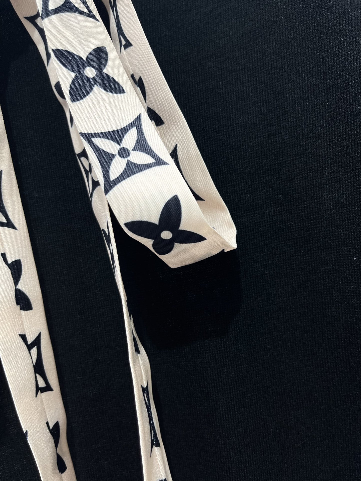 𝗟𝗢𝗨𝗜𝗦 𝗩𝗨𝗜𝗧𝗧𝗢* 驴家女士黑色拼色老花飘带短袖针织衫

🖤 黑色基底，经典老花 🖤

这件针织