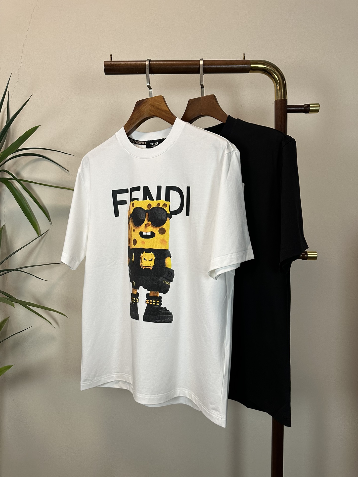 NO:471563,FD Fendi 2025 new round neck short-sleeved T-shirt high-end version!  Customized fabrics for counters are breathable and comfortable, with impeccable details, and the brand element design concept reflects high quality. The feel is delicate and soft!  It is casually cut, with a great upper body style!  Code number M-3XL, fendi, T-shirt, tees, t-shirt, alexander wang19860909FD 芬迪2025新款 圆领 短袖 T恤 高端版本！专柜定制面料 透气舒适度高,细节无可挑剔,品牌元素设计理念,体现高品质.手感细腻柔软！呈现休闲裁剪,上身版型超赞！ 码数M-3XL,,fendi,T-shirt,tees，t-shirt,alexander wang,Men's clothing