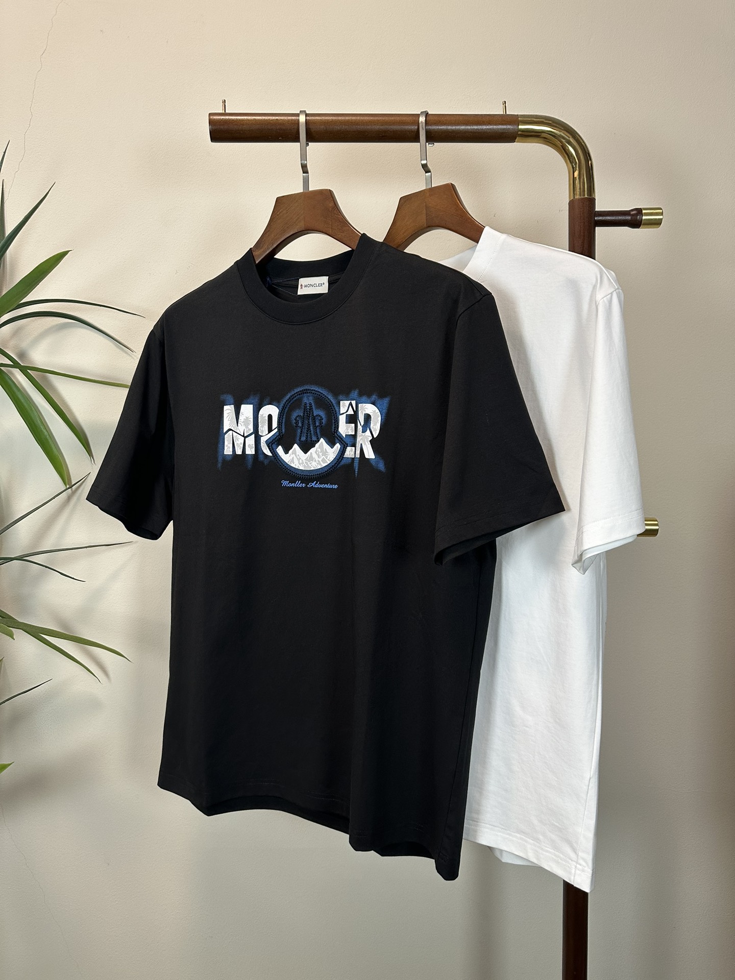 NO:471557,The new 2025 round neck short-sleeved T-shirt high-end version!  Customized fabrics for counters are breathable and comfortable, with impeccable details, and the brand element design concept reflects high quality. The feel is delicate and soft!  It is casually cut, with a great upper body style!  Code number M-3XL, Moncler, T-shirt,tees, t-shirt,alexander wang19860909蒙口 2025新款 圆领 短袖 T恤 高端版本！专柜定制面料 透气舒适度高,细节无可挑剔,品牌元素设计理念,体现高品质.手感细腻柔软！呈现休闲裁剪,上身版型超赞！ 码数M-3XL,,Moncler,T-shirt,tees，t-shirt,alexander wang,Men's clothing