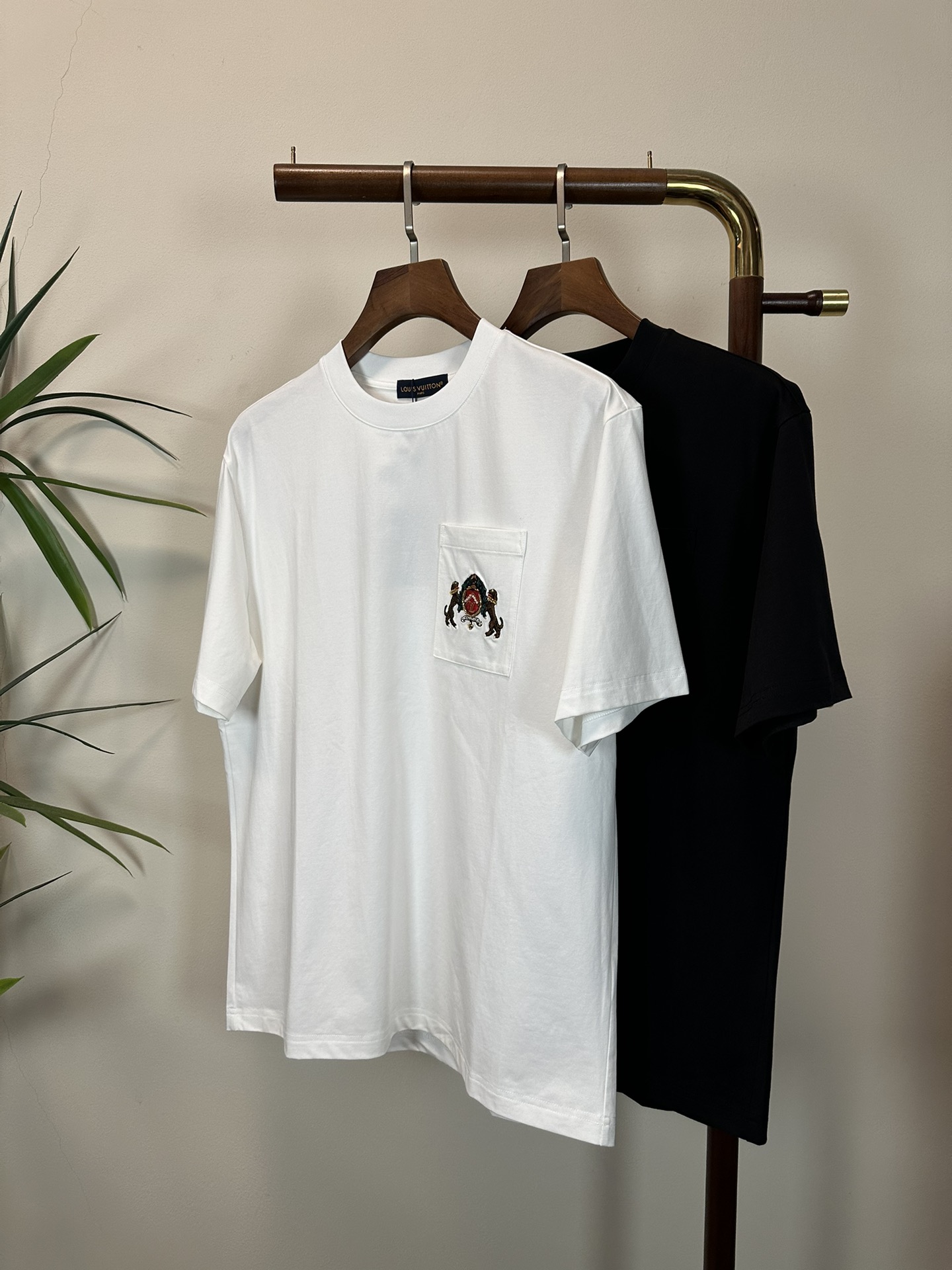 NO:471553,LV Louis Vuitton 2025 new round neck short-sleeved T-shirt high-end version!  Customized fabrics for counters are breathable and comfortable, with impeccable details, and the brand element design concept reflects high quality. The feel is delicate and soft!  It is casually cut, with a great upper body style!  Code number M-3XL, louis vuitton,louis vuitton,t-shirt,tees,t-shirt,alexander wang19860909LV 路易威登 2025新款 圆领 短袖 T恤 高端版本！专柜定制面料 透气舒适度高,细节无可挑剔,品牌元素设计理念,体现高品质.手感细腻柔软！呈现休闲裁剪,上身版型超赞！ 码数M-3XL,,louis vuitton,louis vuitton,T-shirt,tees，t-shirt,alexander wang,Men's clothing