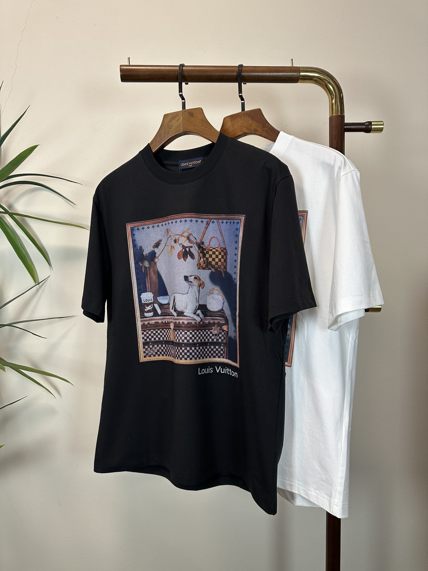 NO:465433,LV Louis Vuitton 2025 new round neck short-sleeved T-shirt high-end version!  Customized fabrics for counters are breathable and comfortable, with impeccable details, and the brand element design concept reflects high quality. The feel is delicate and soft!  It is casually cut, with a great upper body style!  Code number M-3XL, louis vuitton,louis vuitton,t-shirt,tees,t-shirt,alexander wang19860909LV 路易威登 2025新款 圆领 短袖 T恤 高端版本！专柜定制面料 透气舒适度高,细节无可挑剔,品牌元素设计理念,体现高品质.手感细腻柔软！呈现休闲裁剪,上身版型超赞！ 码数M-3XL,,louis vuitton,louis vuitton,T-shirt,tees，t-shirt,alexander wang,Men's clothing