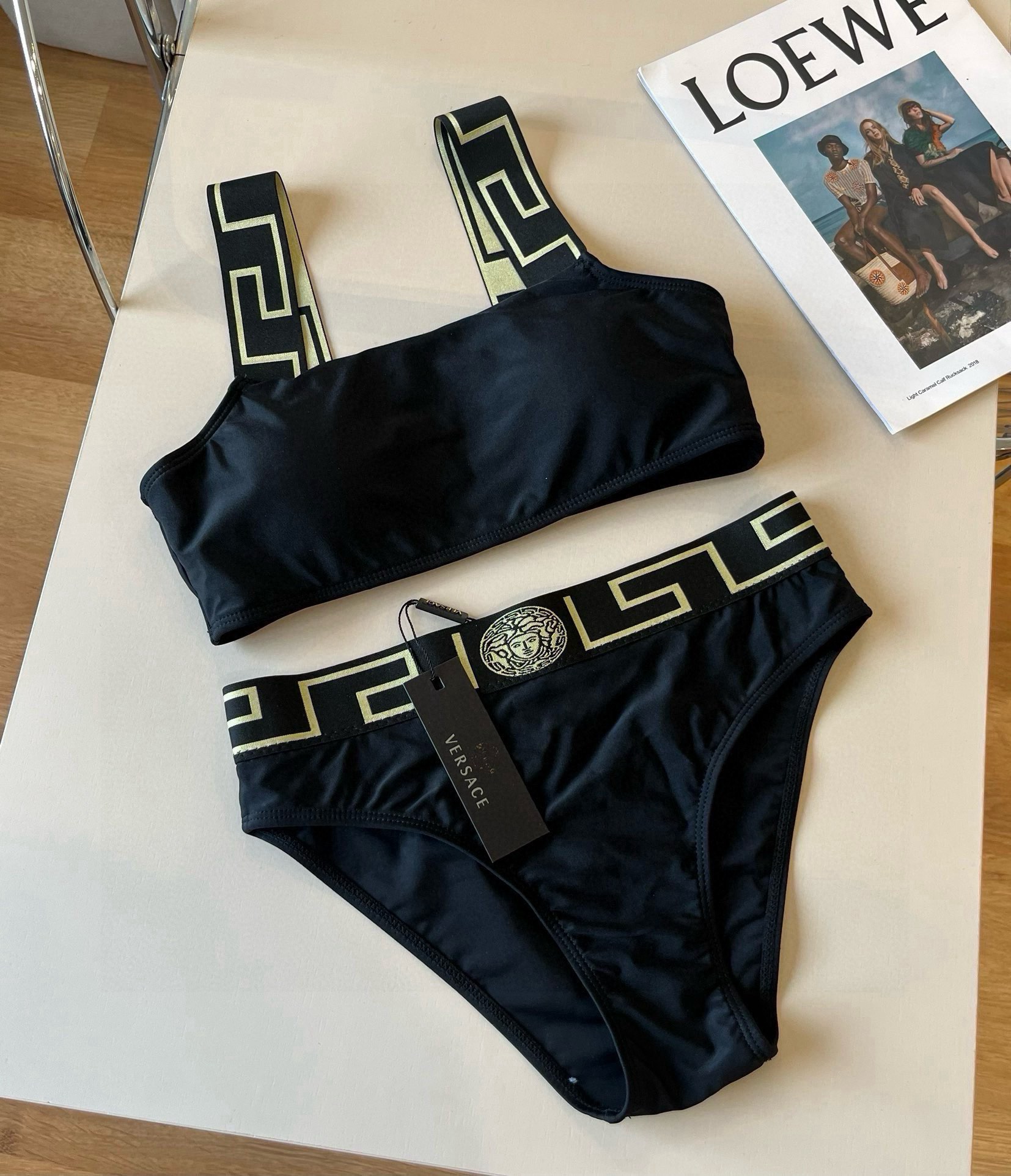 NO:305602,Versace's new split swimsuit is a swimsuit suitable for many scenes. The beach, swimming pool, hot spring, water park, rafting can be worn inside or completely. The one-piece design covers the flesh and looks tall. The abdomen is a little fleshy and does not affect our beauty. The back design reveals the beautiful back. The fabric is breathable and comfortable. The quick-drying elastic swimsuit is easier to clean. S M L XL swimsuits, swimsuits, bikinis19860909范思哲新款分体泳衣 适合多种场景的游泳衣♀海边 游泳池 温泉 水上乐园 漂流都可以内搭也完全可以 连体设计遮肉显高挑 腹部有点肉肉也不影响咱美美的 背面设计大露美背 面料透气舒适.速干弹性的游泳衣更加帖肤易清洗.s M L XL泳衣泳裤比基尼,泳衣，泳裤，比基尼,versace,swimsuits,bikinis,accessory