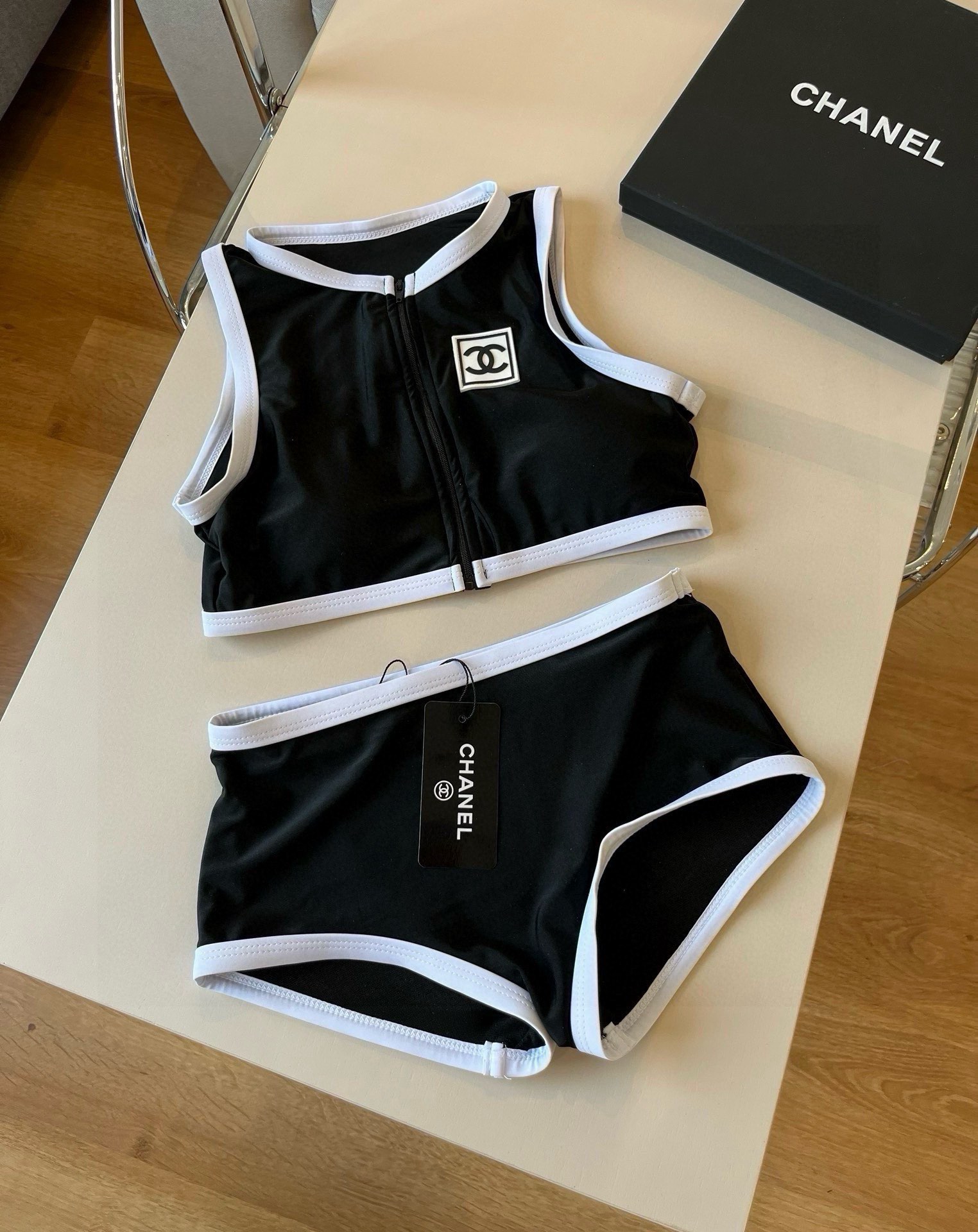 NO:305608,Chanel's new split swimsuit is suitable for swimsuits in various scenarios. ♀ The beach, swimming pool, hot spring, water park, rafting can be worn inside and out. The one-piece design covers the flesh and looks tall. The abdomen is a little fleshy and does not affect our beauty. The fabric is breathable and comfortable. The quick-drying elastic swimsuit is easier to clean. S M L Xl Swimming suits, swimsuits, bikinis19860909Chanel香奈儿新款分体泳衣适合多种场景的游泳衣♀海边 游泳池 温泉 水上乐园 漂流都可以内搭也完全可以 连体设计遮肉显高挑 腹部有点肉肉也不影响咱美美的 面料透气舒适.速干弹性的游泳衣更加帖肤易清洗 码数S M L Xl 泳衣泳裤比基尼,泳衣，泳裤，比基尼,chanel,chanel,swimsuits,bikinis,accessory