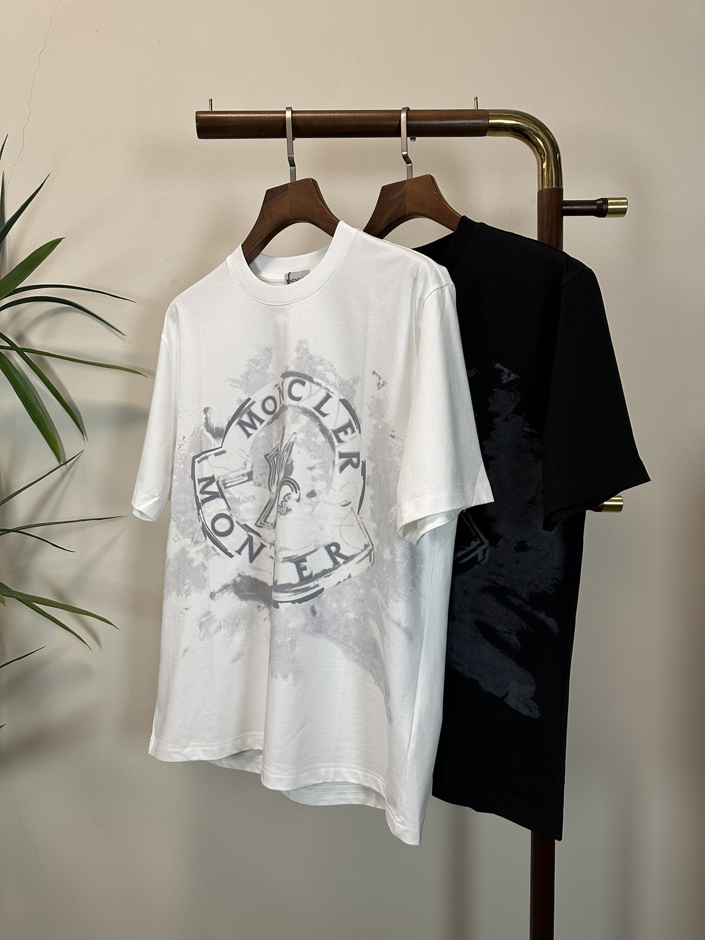 NO:471549,The new 2025 round neck short-sleeved T-shirt high-end version!  Customized fabrics for counters are breathable and comfortable, with impeccable details, and the brand element design concept reflects high quality. The feel is delicate and soft!  It is casually cut, with a great upper body style!  Code number M-3XL, Moncler, T-shirt,tees, t-shirt,alexander wang19860909蒙口 2025新款 圆领 短袖 T恤 高端版本！专柜定制面料 透气舒适度高,细节无可挑剔,品牌元素设计理念,体现高品质.手感细腻柔软！呈现休闲裁剪,上身版型超赞！ 码数M-3XL,,Moncler,T-shirt,tees，t-shirt,alexander wang,Men's clothing