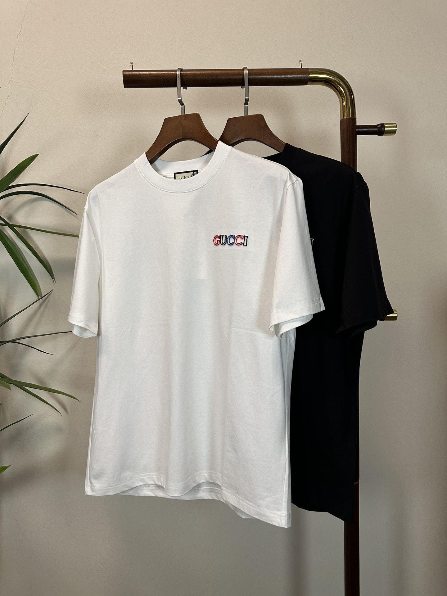 NO:471540,GU Gucci 2025 new round neck short-sleeved T-shirt high-end version!  Customized fabrics for counters are breathable and comfortable, with impeccable details, and the brand element design concept reflects high quality. The feel is delicate and soft!  It is casually cut, with a great upper body style!  Code number M-3XL, gucci, T-shirt,tees, t-shirt,alexander wang19860909GU 古驰 2025新款 圆领 短袖 T恤 高端版本！专柜定制面料 透气舒适度高,细节无可挑剔,品牌元素设计理念,体现高品质.手感细腻柔软！呈现休闲裁剪,上身版型超赞！ 码数M-3XL,,gucci,T-shirt,tees，t-shirt,alexander wang,Men's clothing