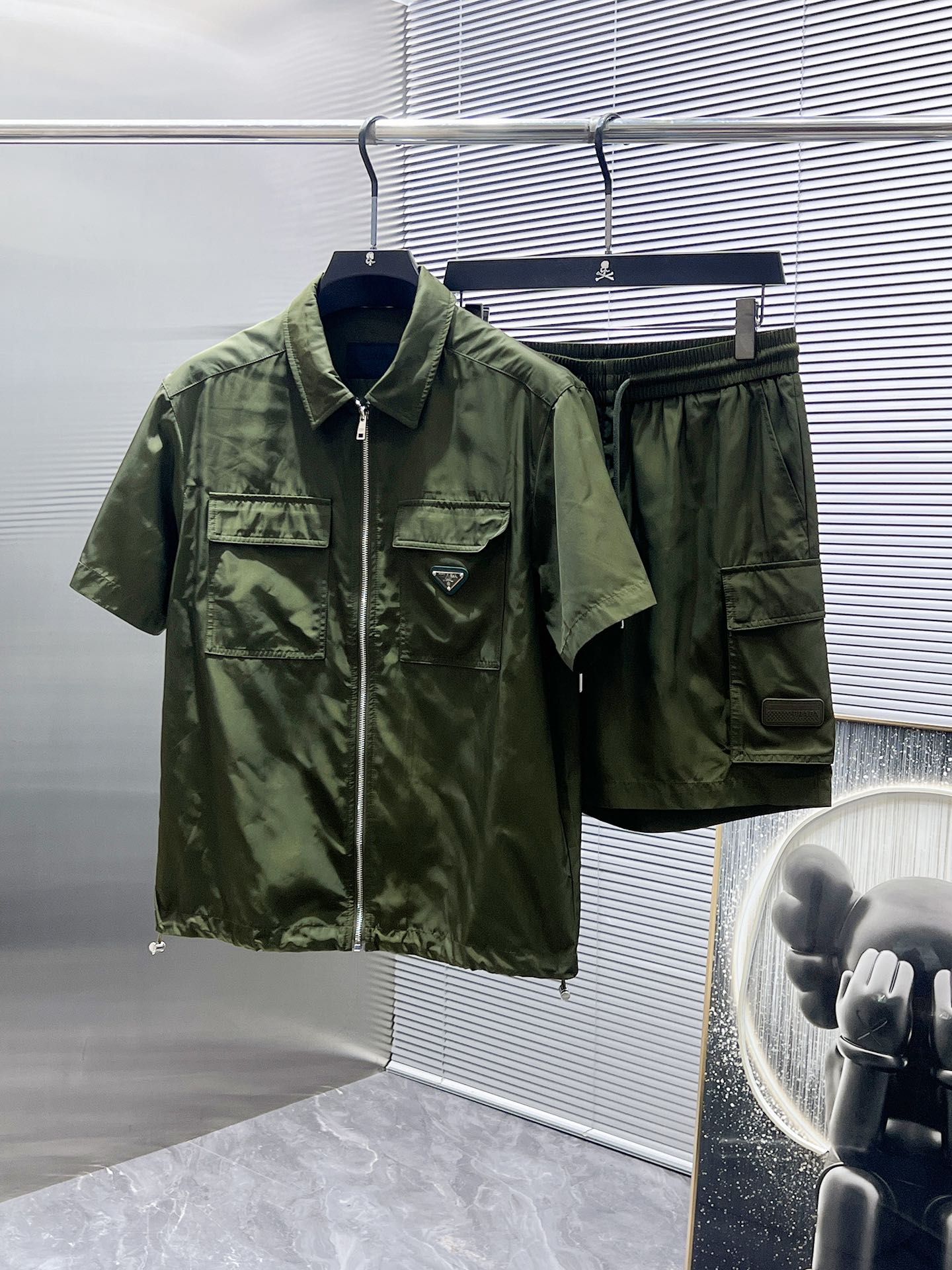 NO:454775,Prada Prada 2025ss Spring and Summer New Style Casual Short Sleeve Shorts Pants Set, High-end Version!  Customized fabrics for counters are breathable and comfortable, with impeccable details, and the brand element design concept reflects high quality. The feel is delicate and soft!  It is casually cut, with a great upper body style!  Number of codes 48-56, prada, prada, shorts, T-shirt, alexander wang19860909普拉达 Prada 2025ss春夏新款 休闲 短袖 短裤裤 套装,高端版本！专柜定制面料 透气舒适度高,细节无可挑剔,品牌元素设计理念,体现高品质.手感细腻柔软！呈现休闲裁剪,上身版型超赞！码数48-56,,prada,prada,shorts,T-shirt,alexander wang,Men's clothing