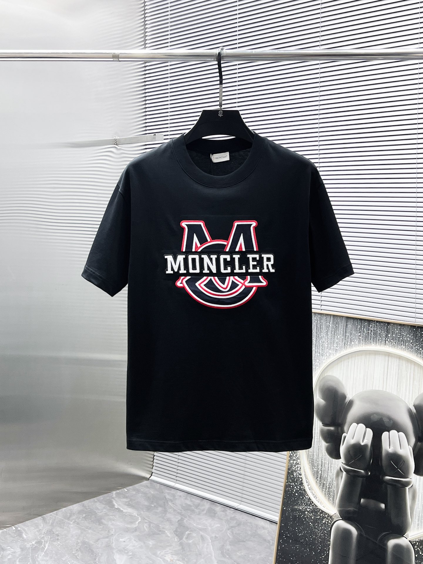 NO:428877,Moncler 2025ss new style, half-sleeved T-shirt, short-sleeved round neck T-shirt, high-end version!  Customized fabrics for counters are breathable and comfortable, with impeccable details, and the brand element design concept reflects high quality. The feel is delicate and soft!  It is casually cut, with a great upper body style!  Number of codes 48-56, Moncler, T-shirt,tees, t-shirt,alexander wang19860909蒙口 moncler 2025ss新款 半袖 体恤 短袖 圆领T恤,高端版本！专柜定制面料 透气舒适度高,细节无可挑剔,品牌元素设计理念,体现高品质.手感细腻柔软！呈现休闲裁剪,上身版型超赞！码数48-56,,Moncler,T-shirt,tees，t-shirt,alexander wang,Men's clothing